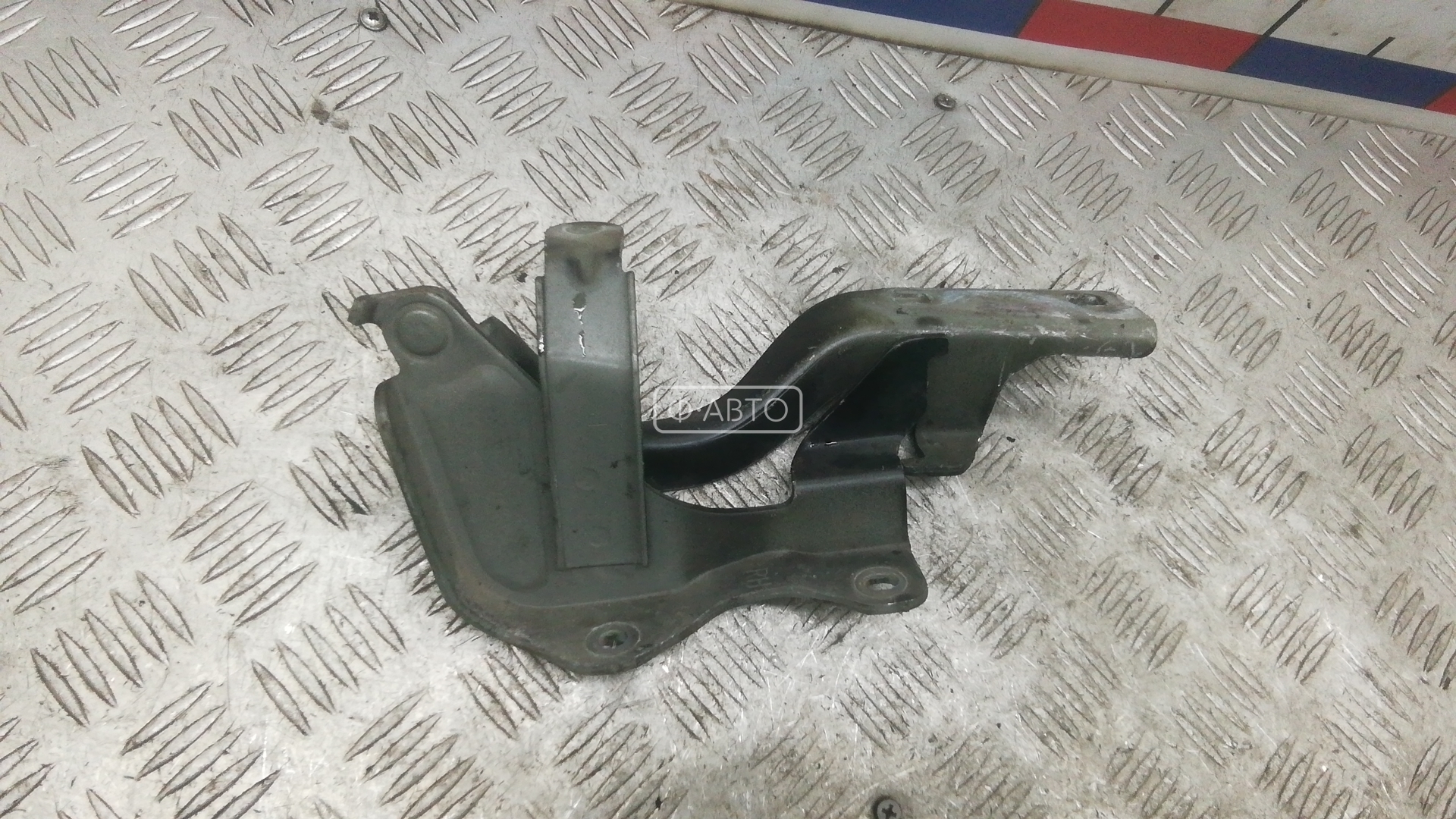 Петля капота