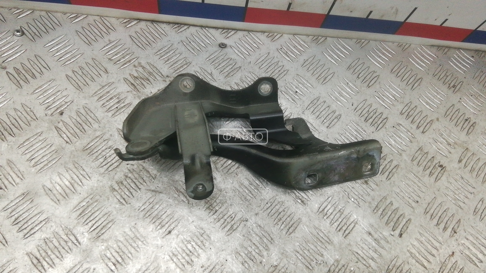 Петля капота