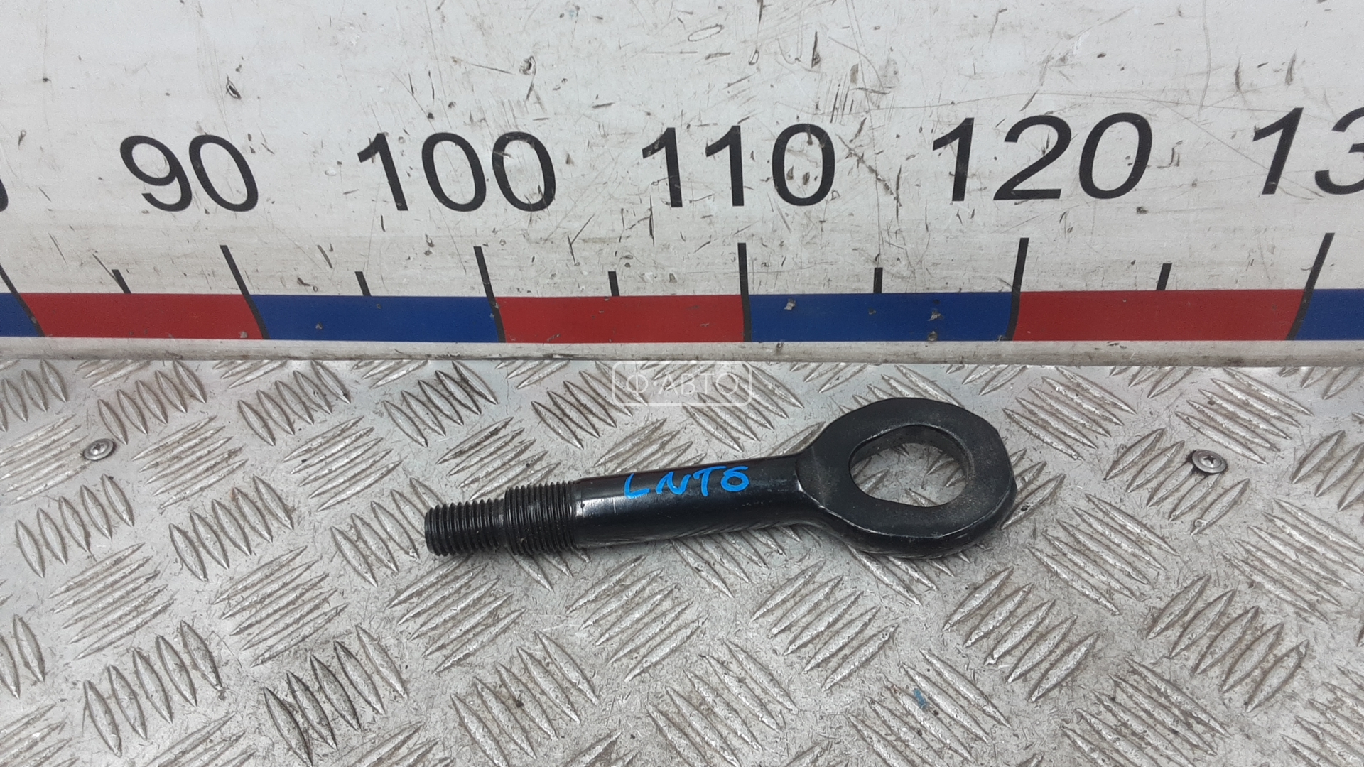 Крюк буксировочный