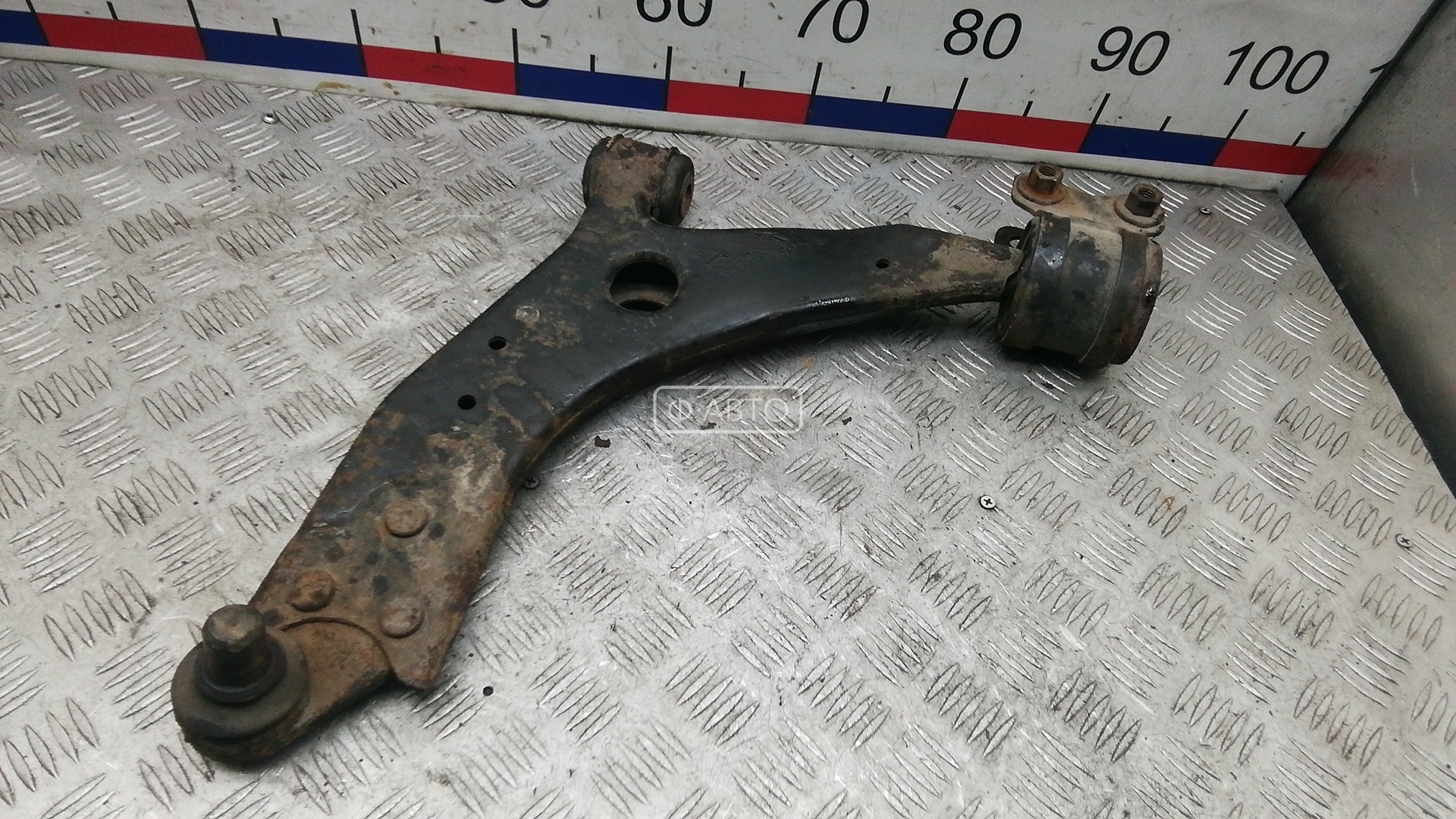Рычаг передний нижний левый