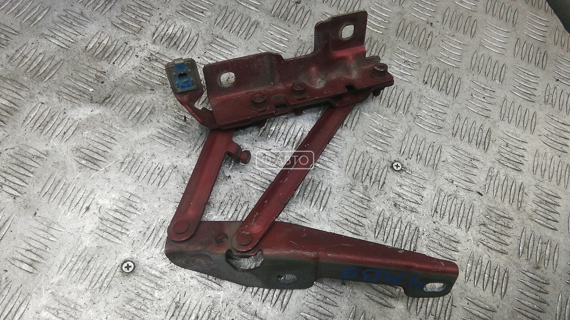 Петля капота