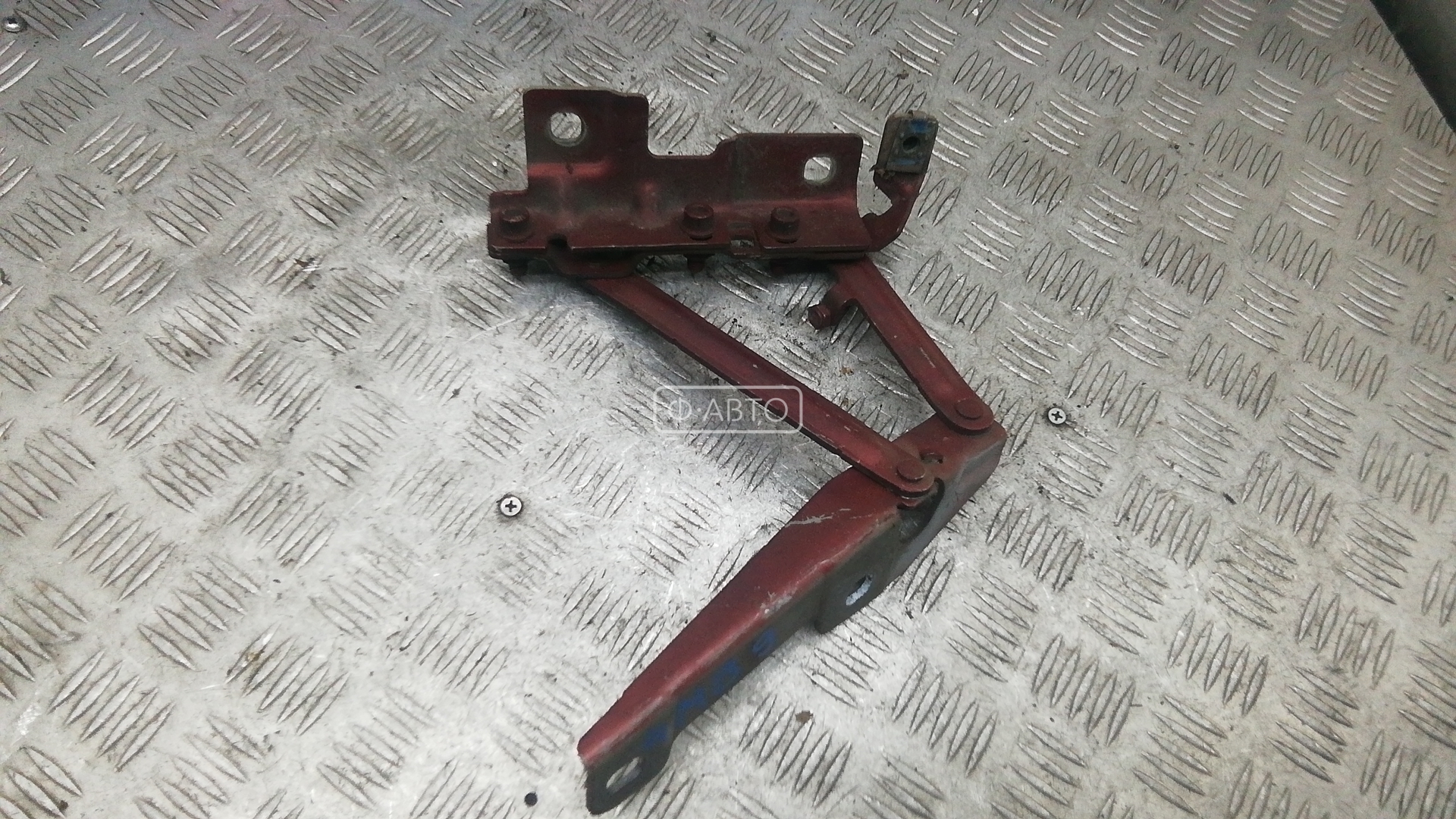 Петля капота