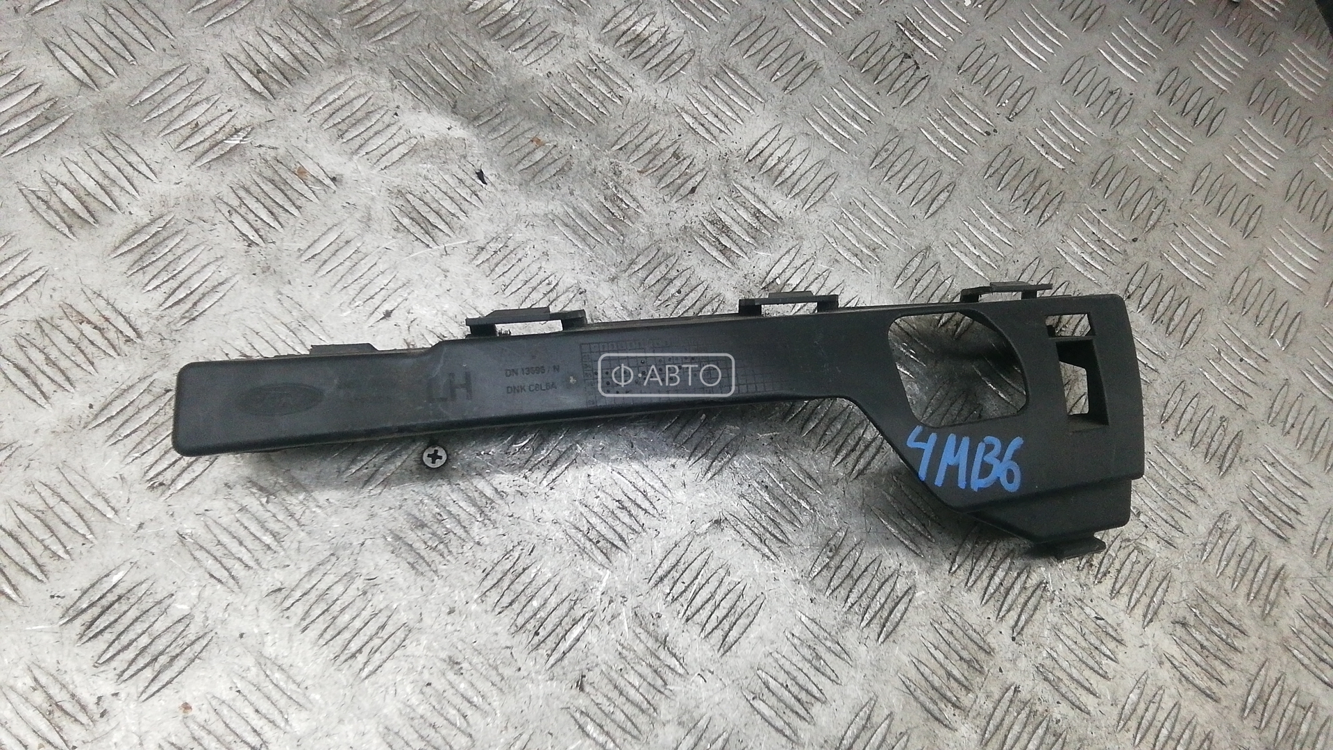 Крепление бампера переднее