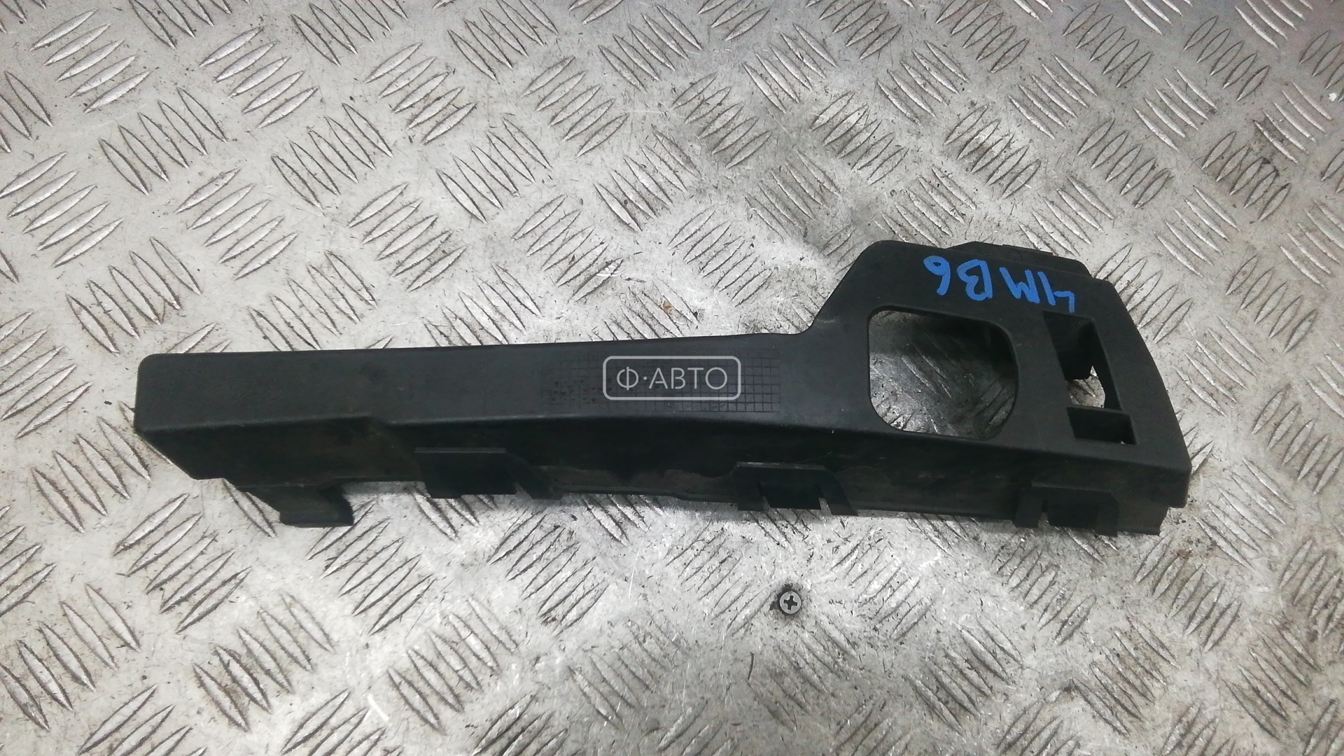 Крепление бампера переднее