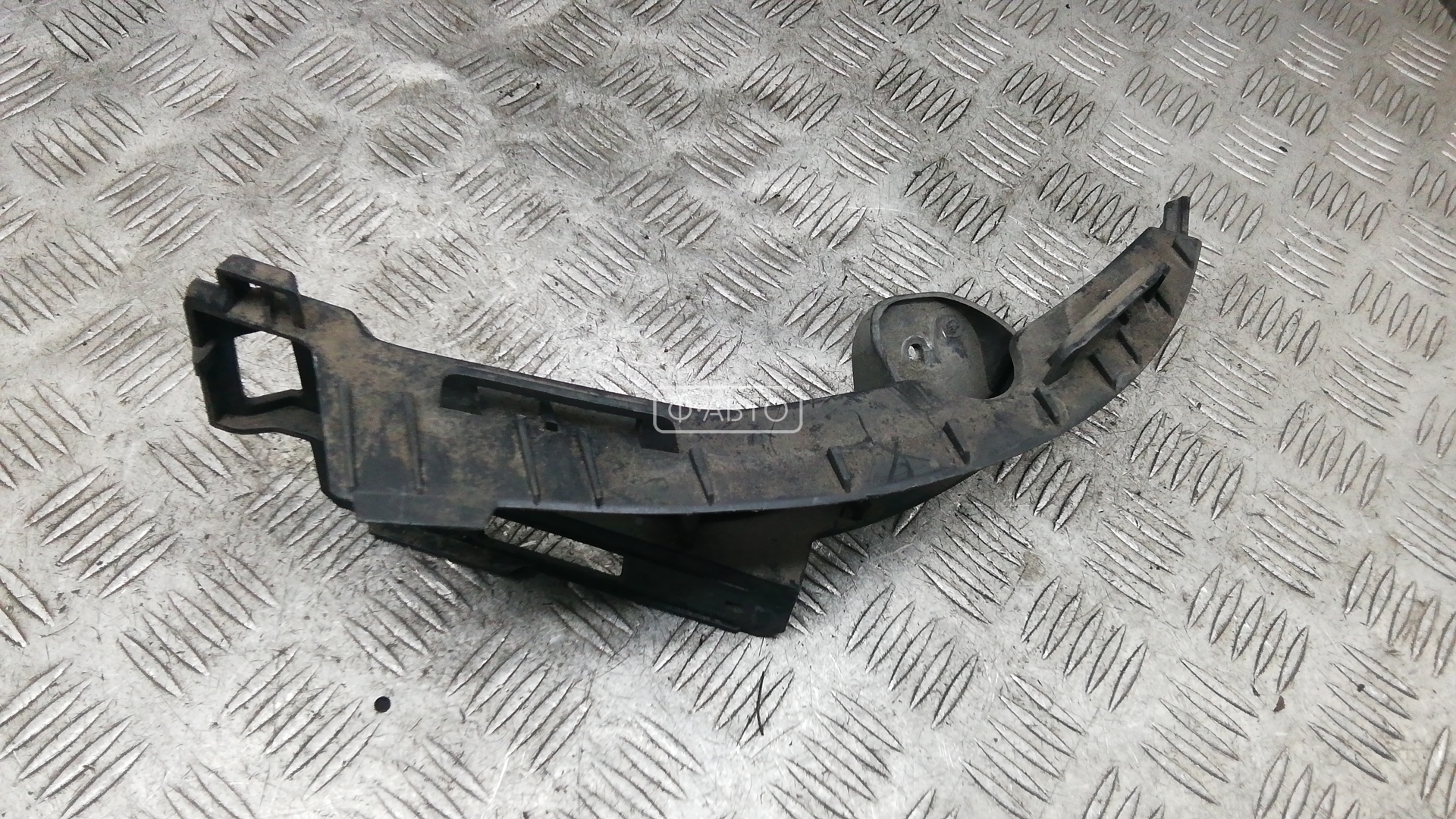 Крепление бампера заднее