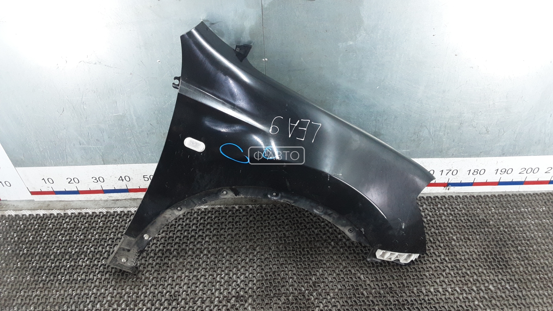 Крыло переднее правое