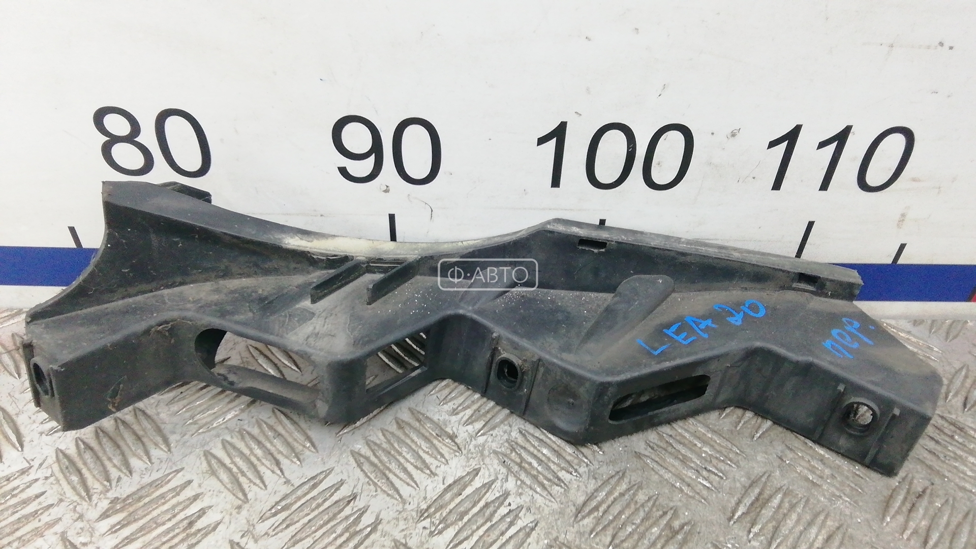 Крепление бампера переднее