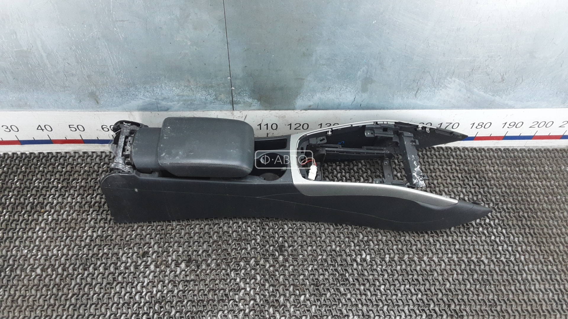 Подлокотник центральный