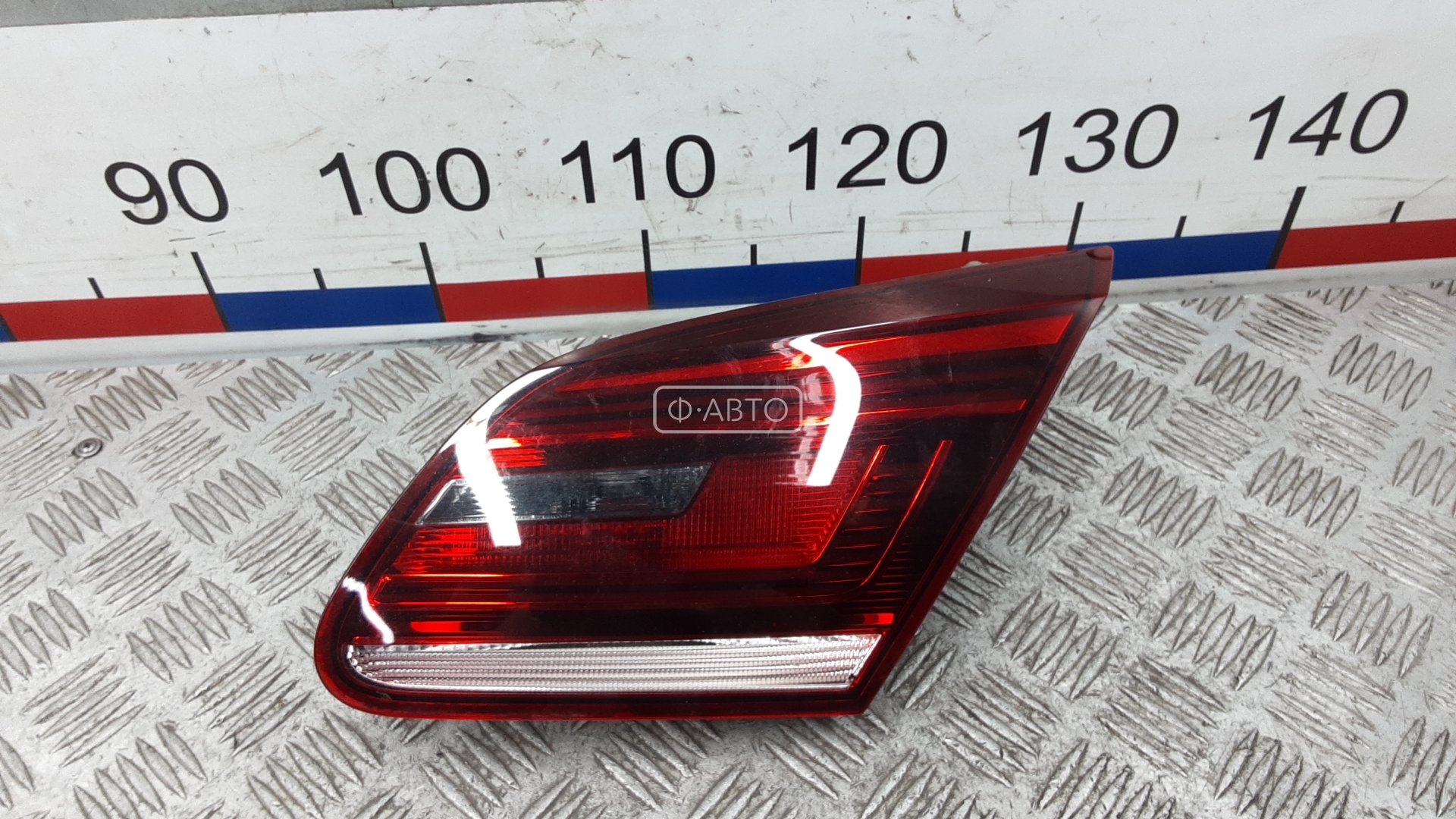 Фонарь правый крышки багажника