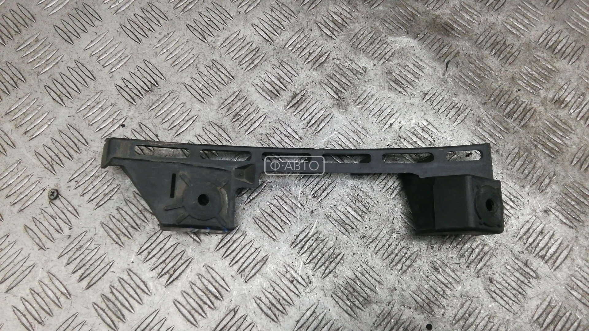 Крепление бампера переднее