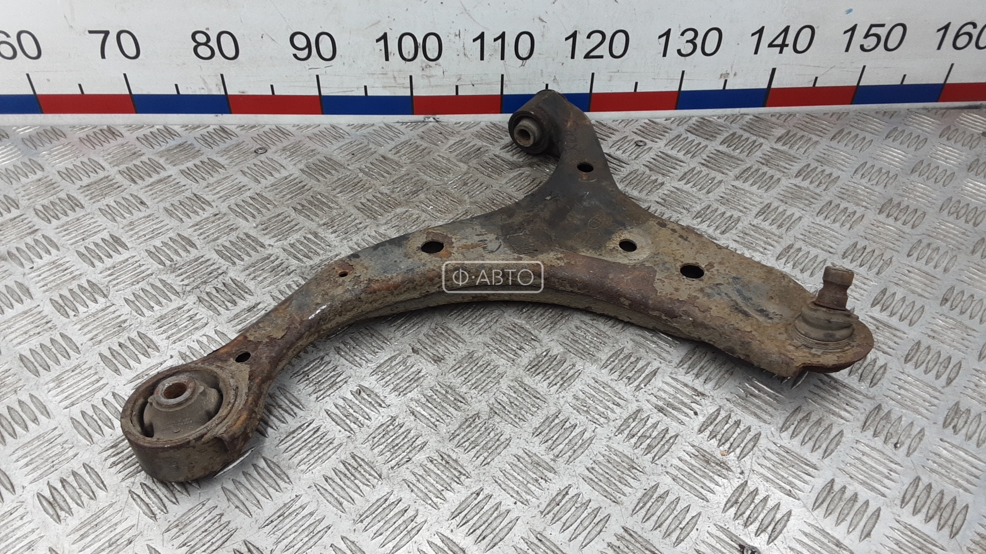 Рычаг передний нижний левый