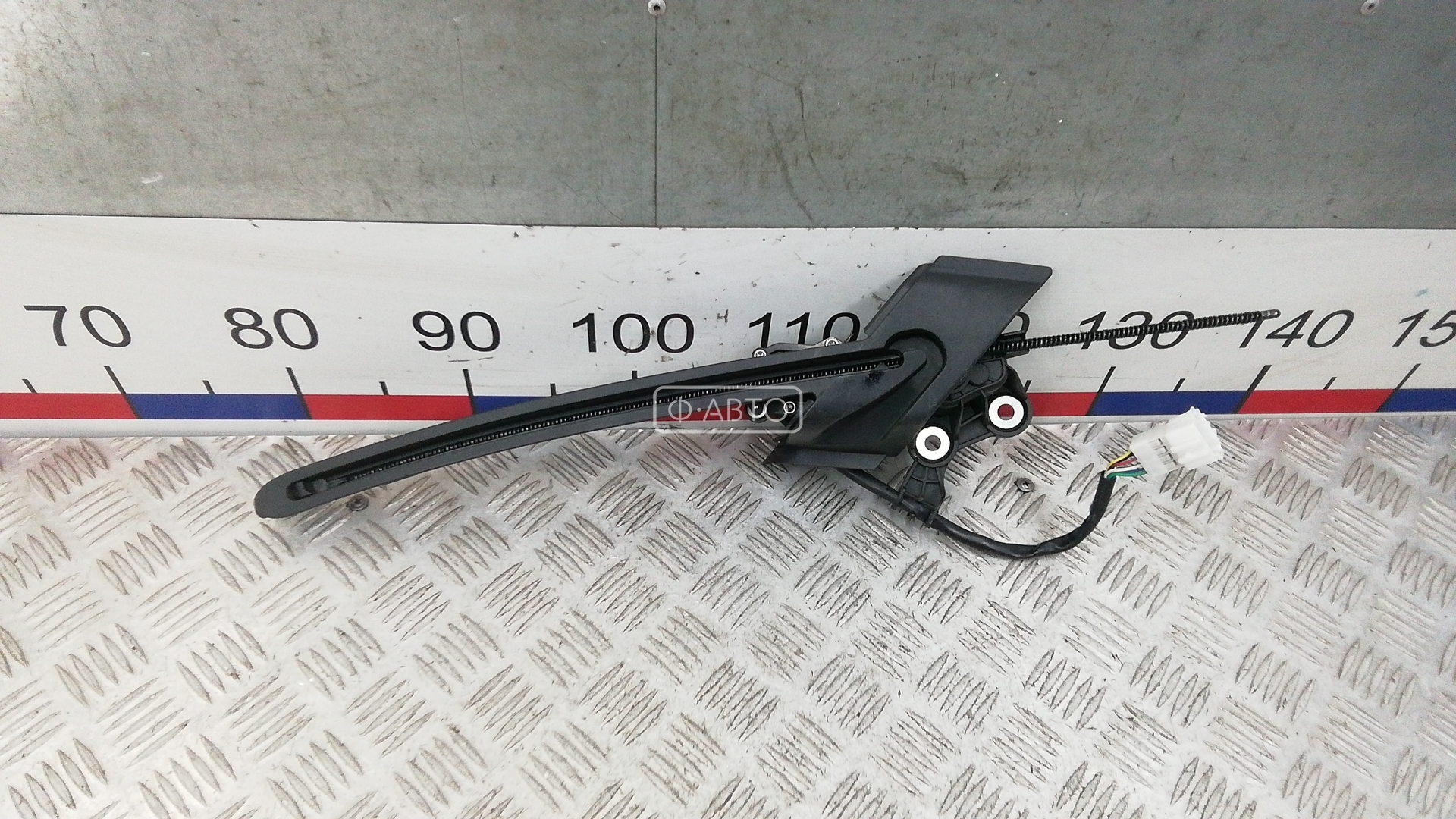 Направляющая шторки багажника (салазки)