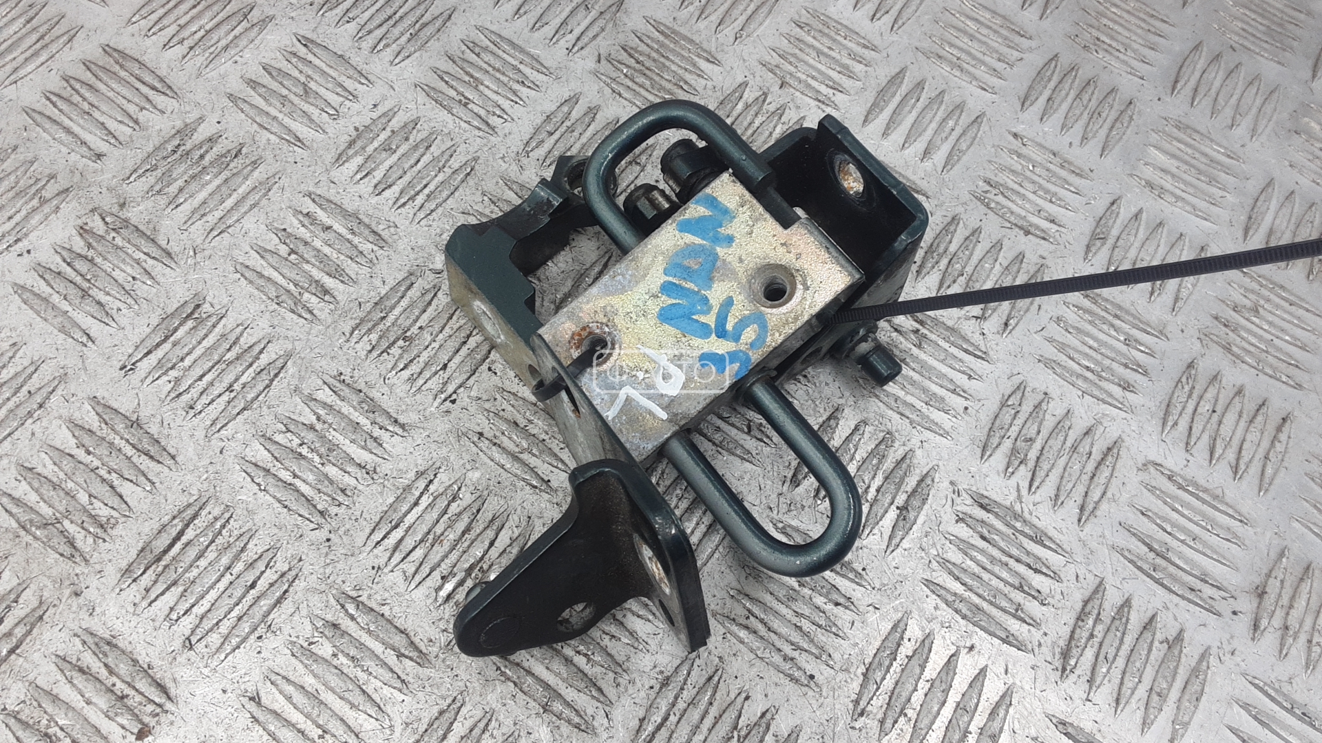 Петля двери задней левой