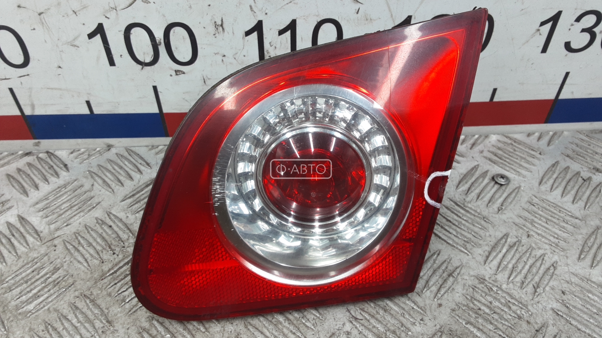 Фонарь правый крышки багажника