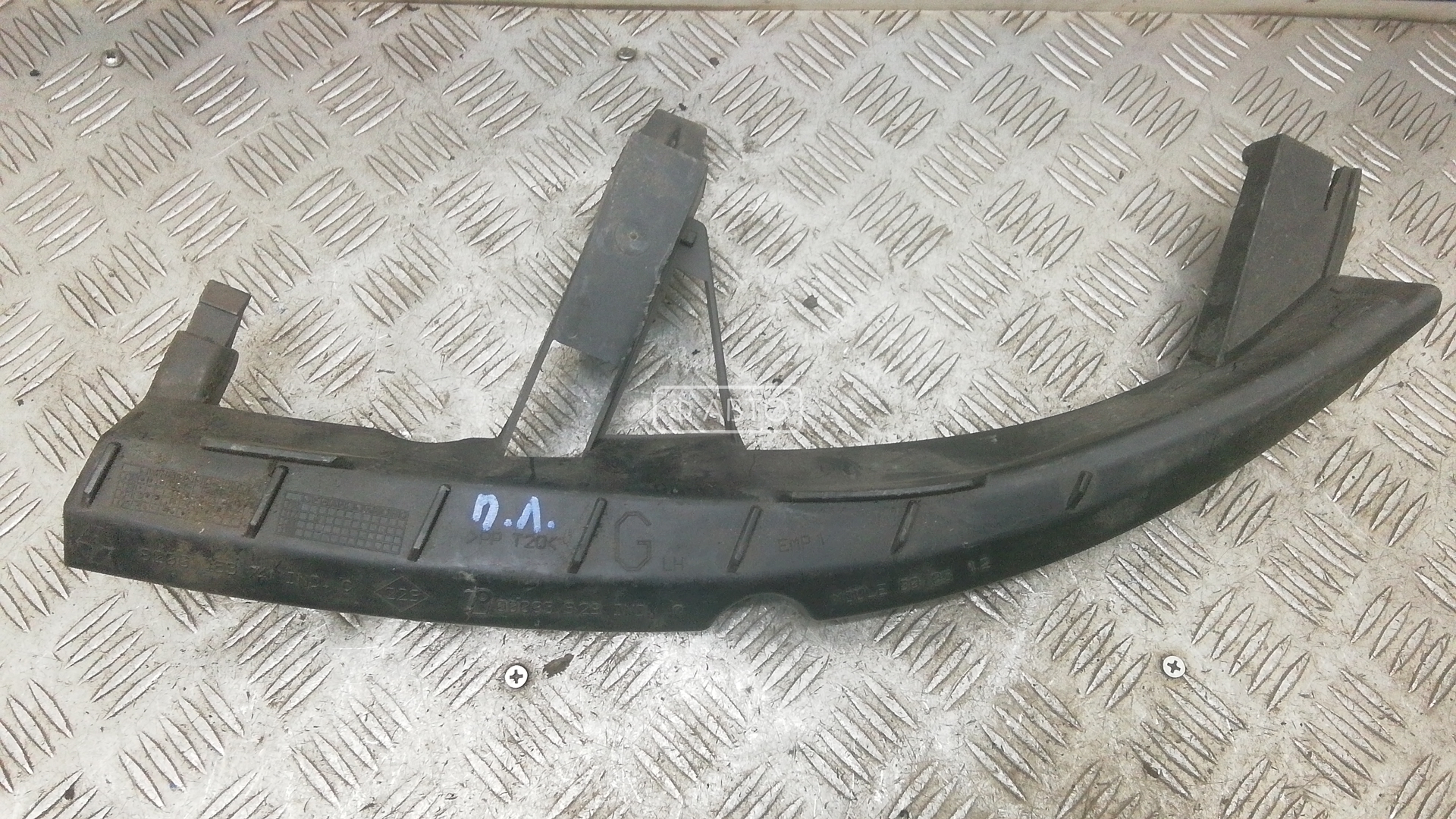 Крепление бампера переднее