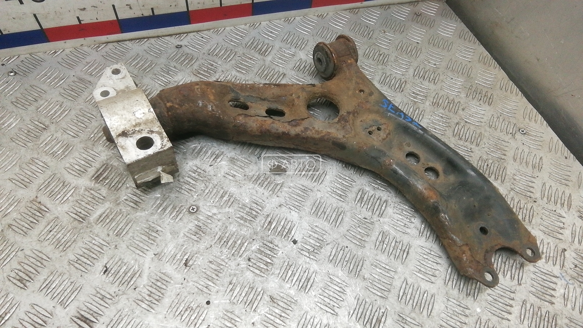 Рычаг передний нижний правый