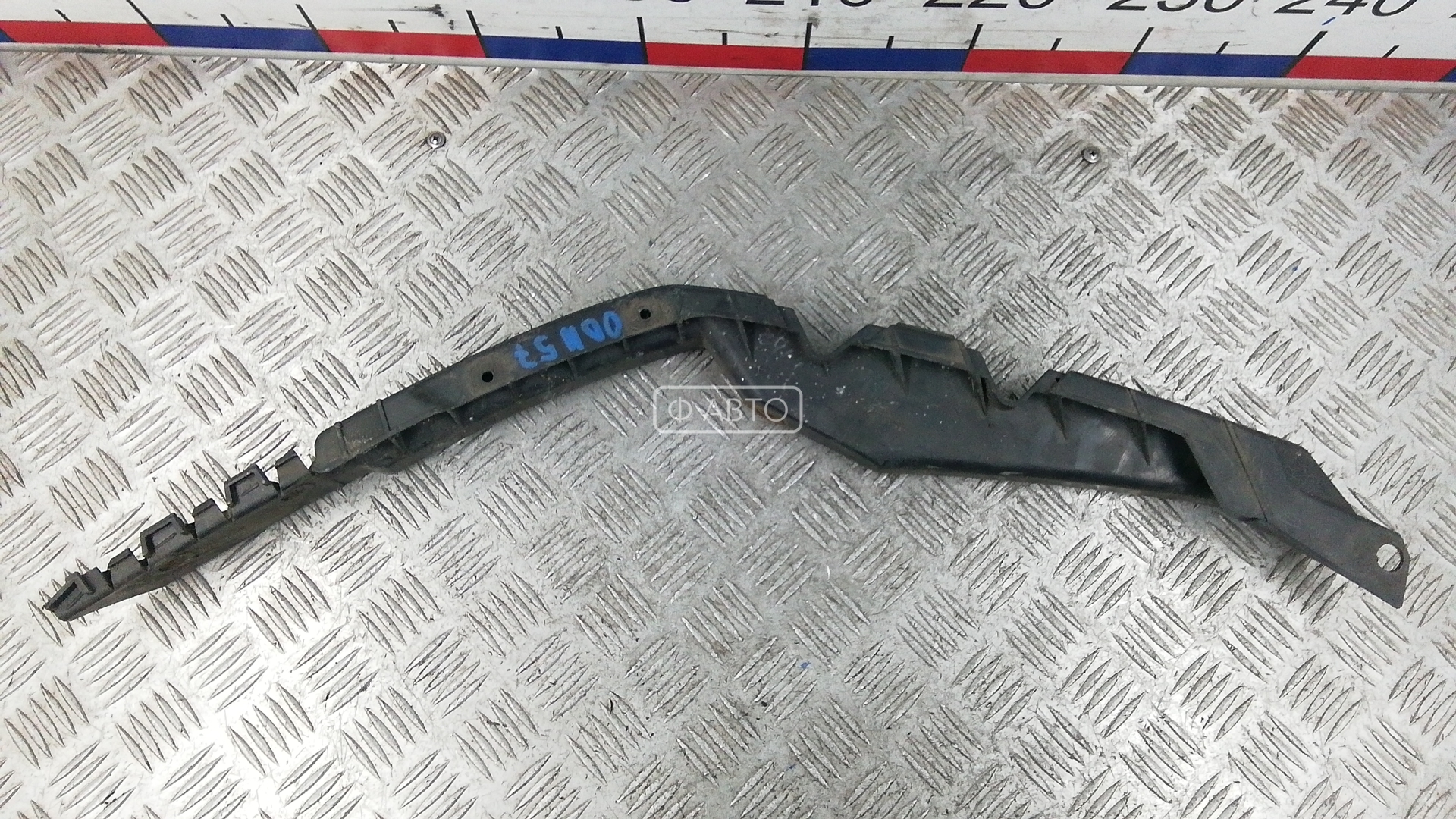 Крепление бампера переднее