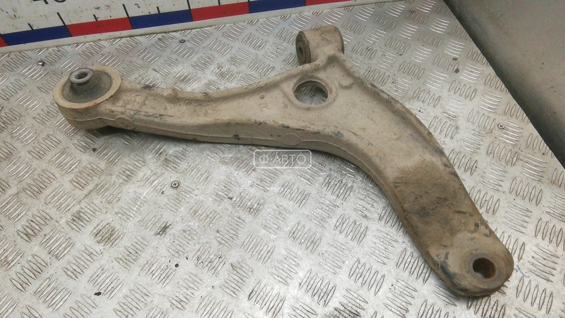 Рычаг передний нижний правый