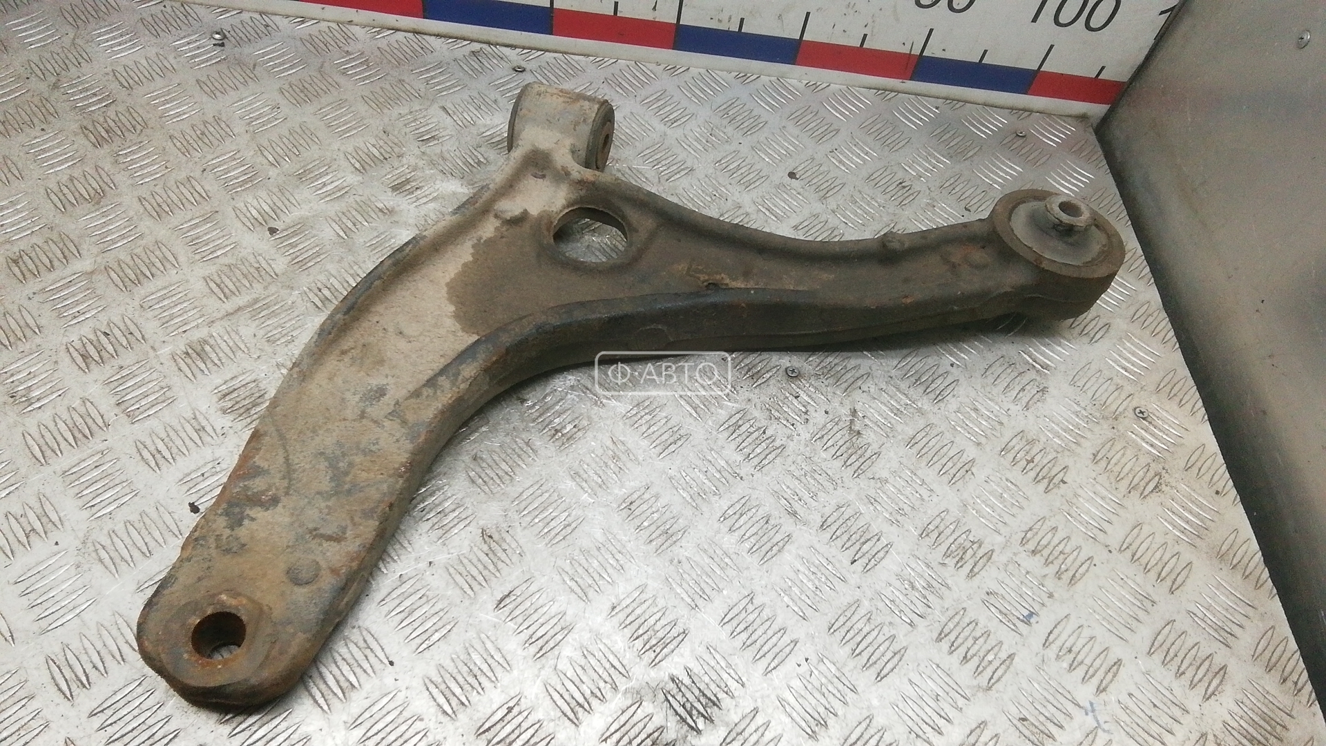 Рычаг передний нижний левый