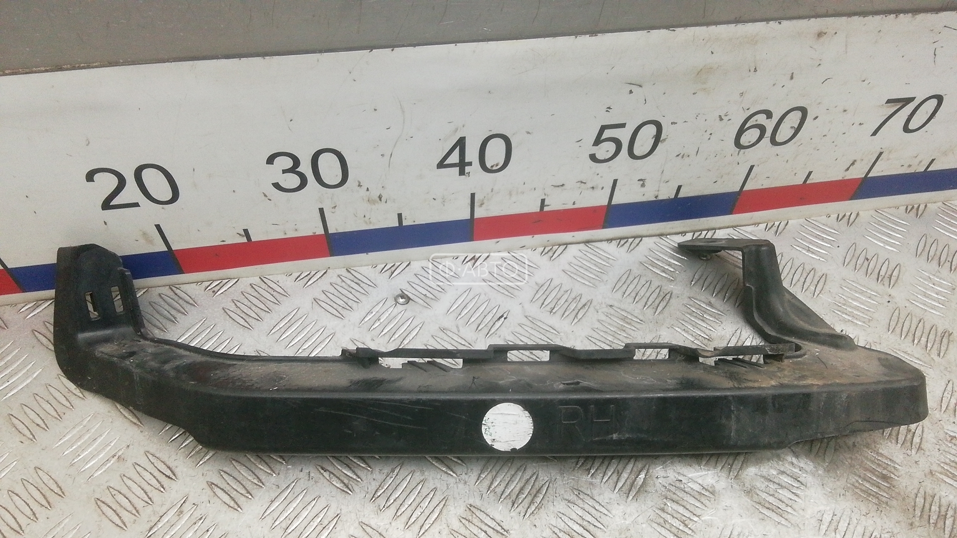 Крепление бампера переднее