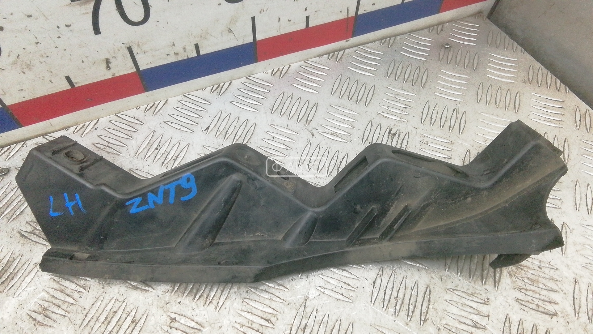 Крепление бампера переднее