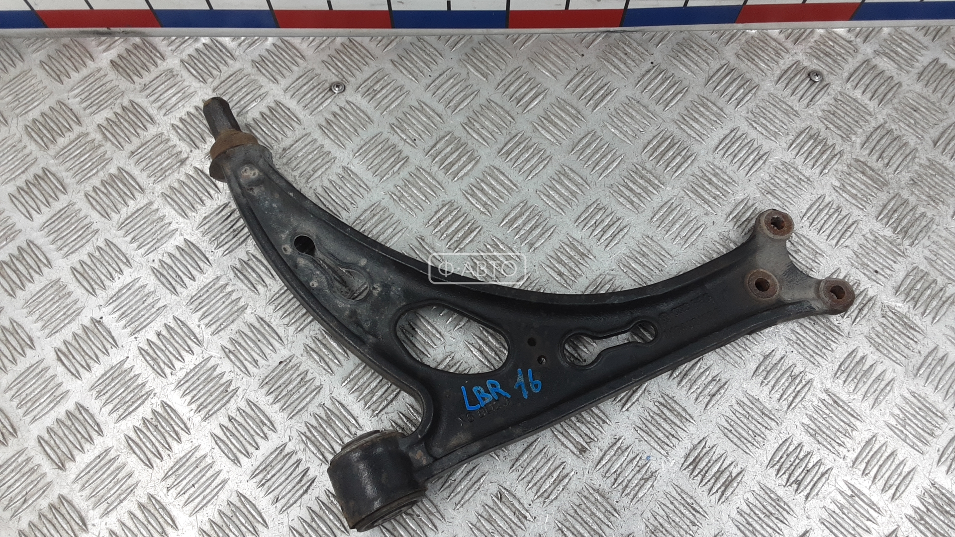 Рычаг передний нижний правый