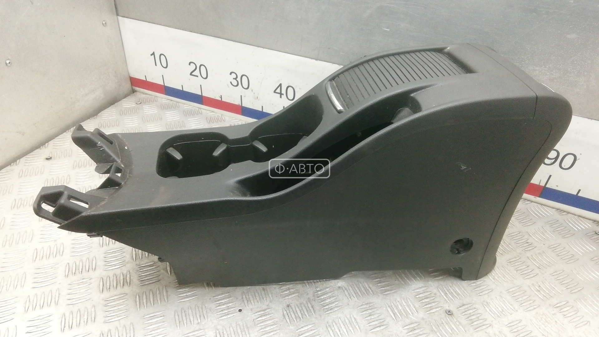 Подлокотник центральный