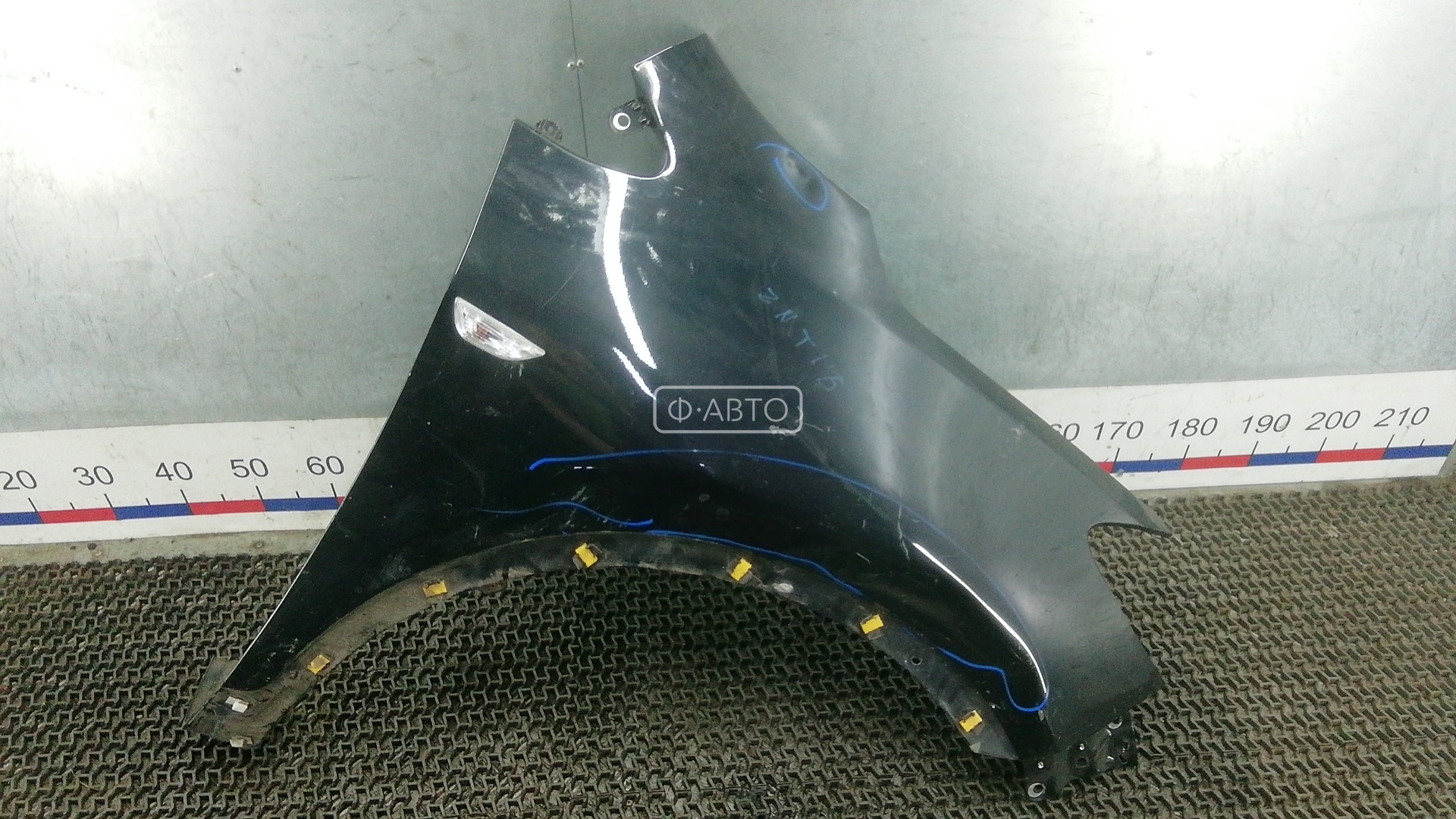 Крыло переднее правое