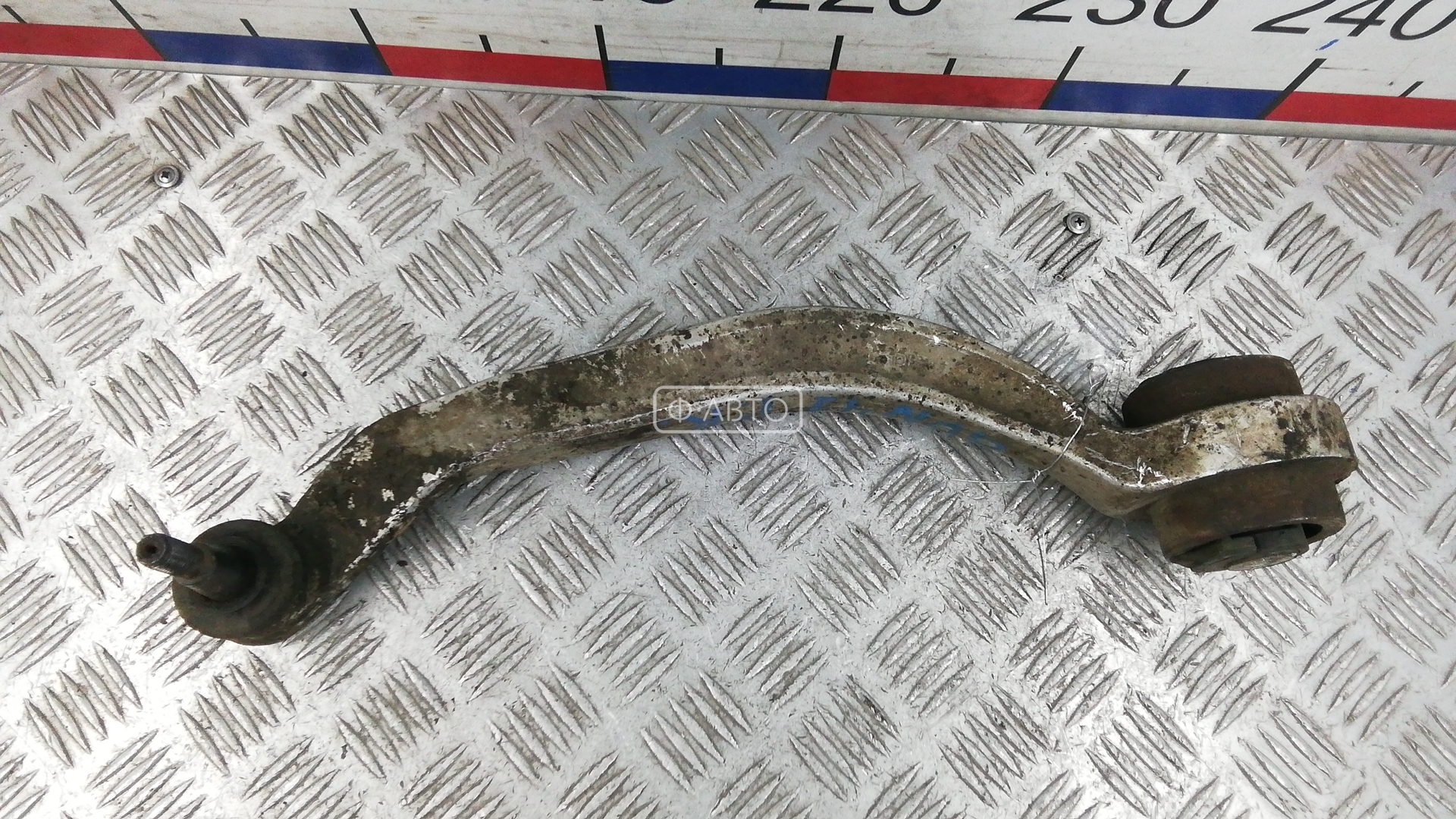 Рычаг передний нижний правый