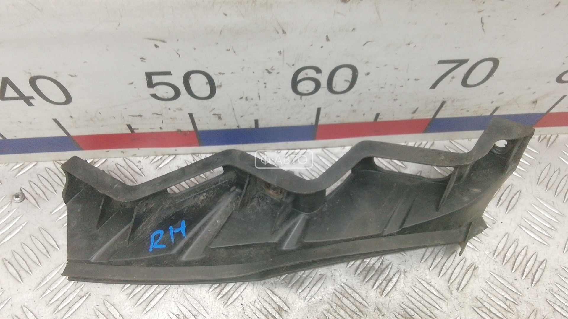 Крепление бампера переднее