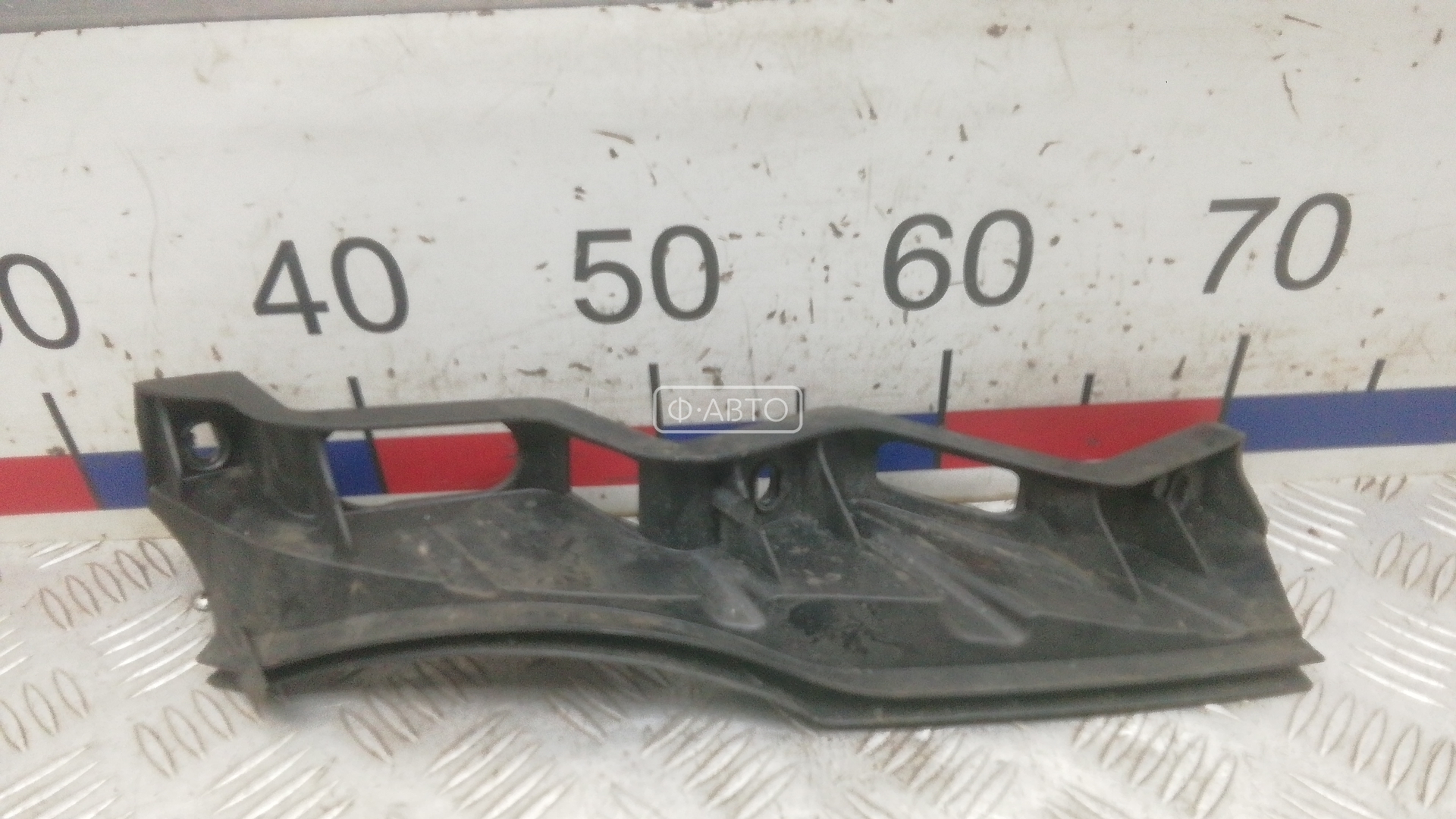 Крепление бампера переднее