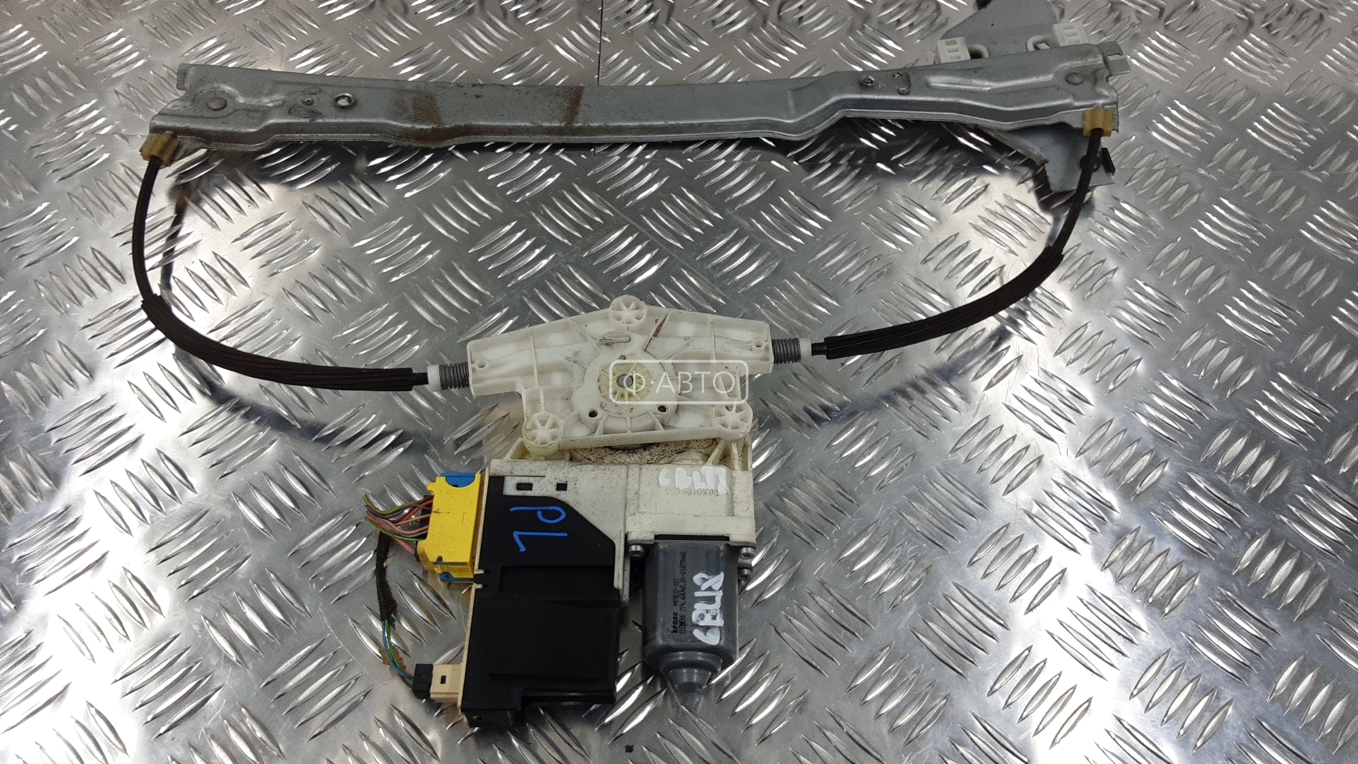 Стеклоподъемник передний левый