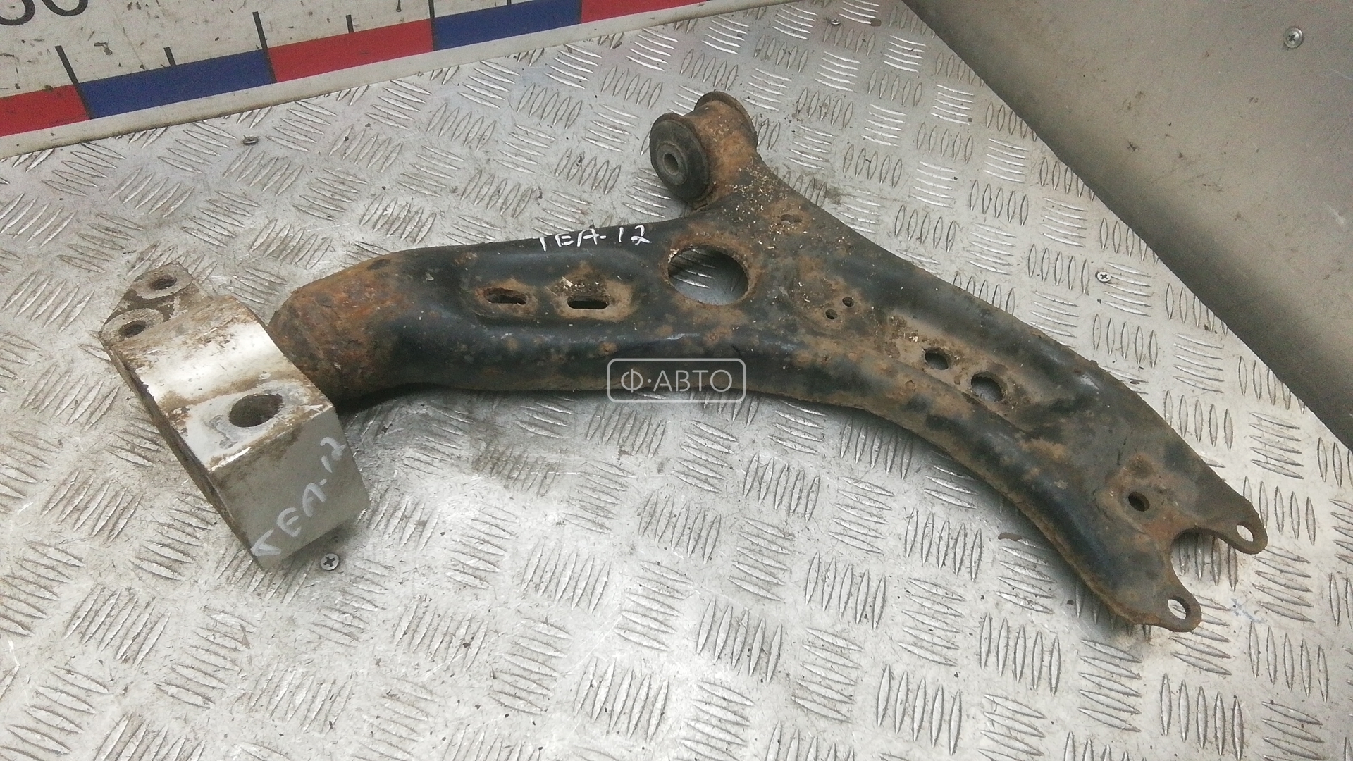 Рычаг передний нижний правый