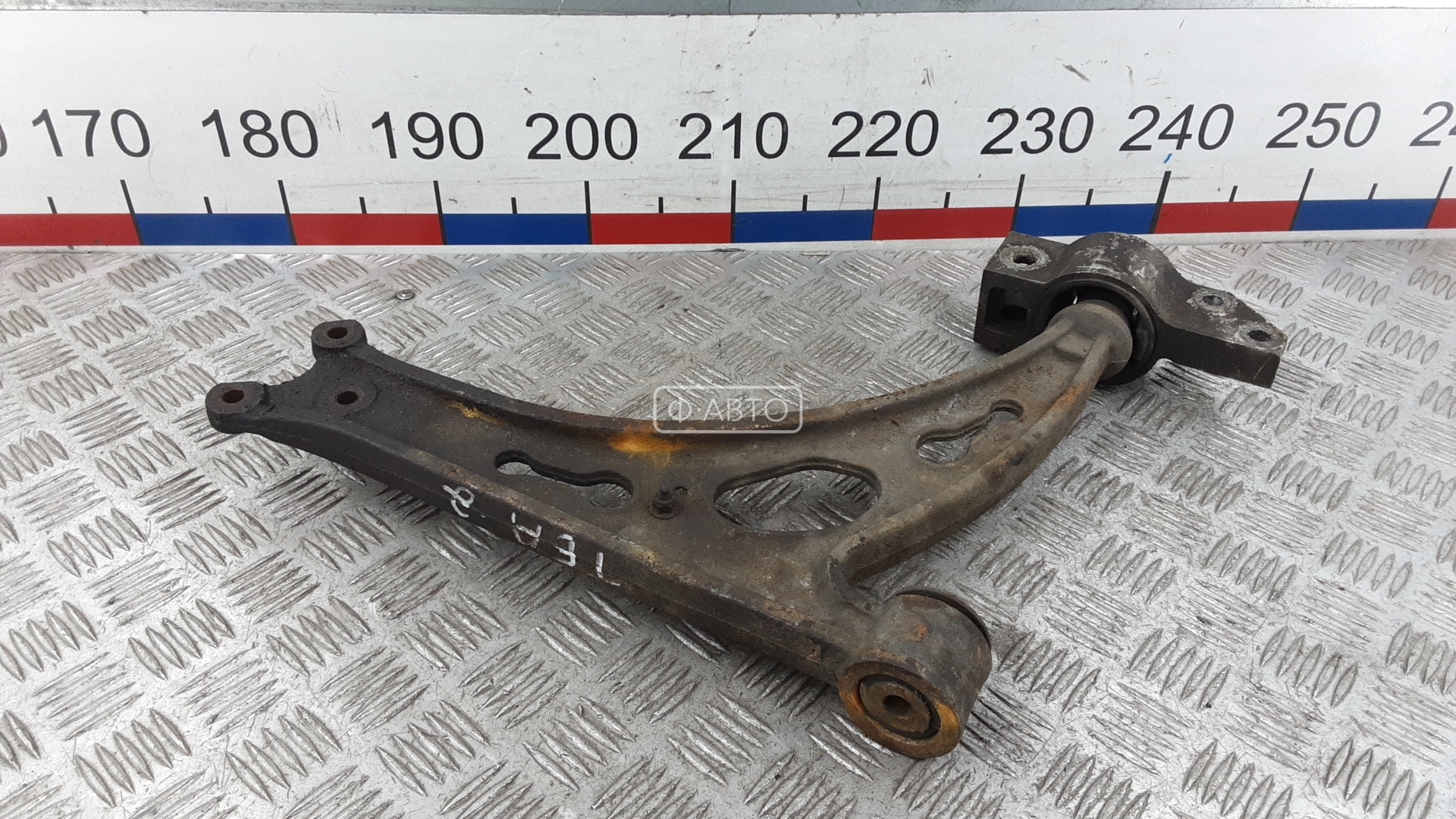 Рычаг передний нижний правый