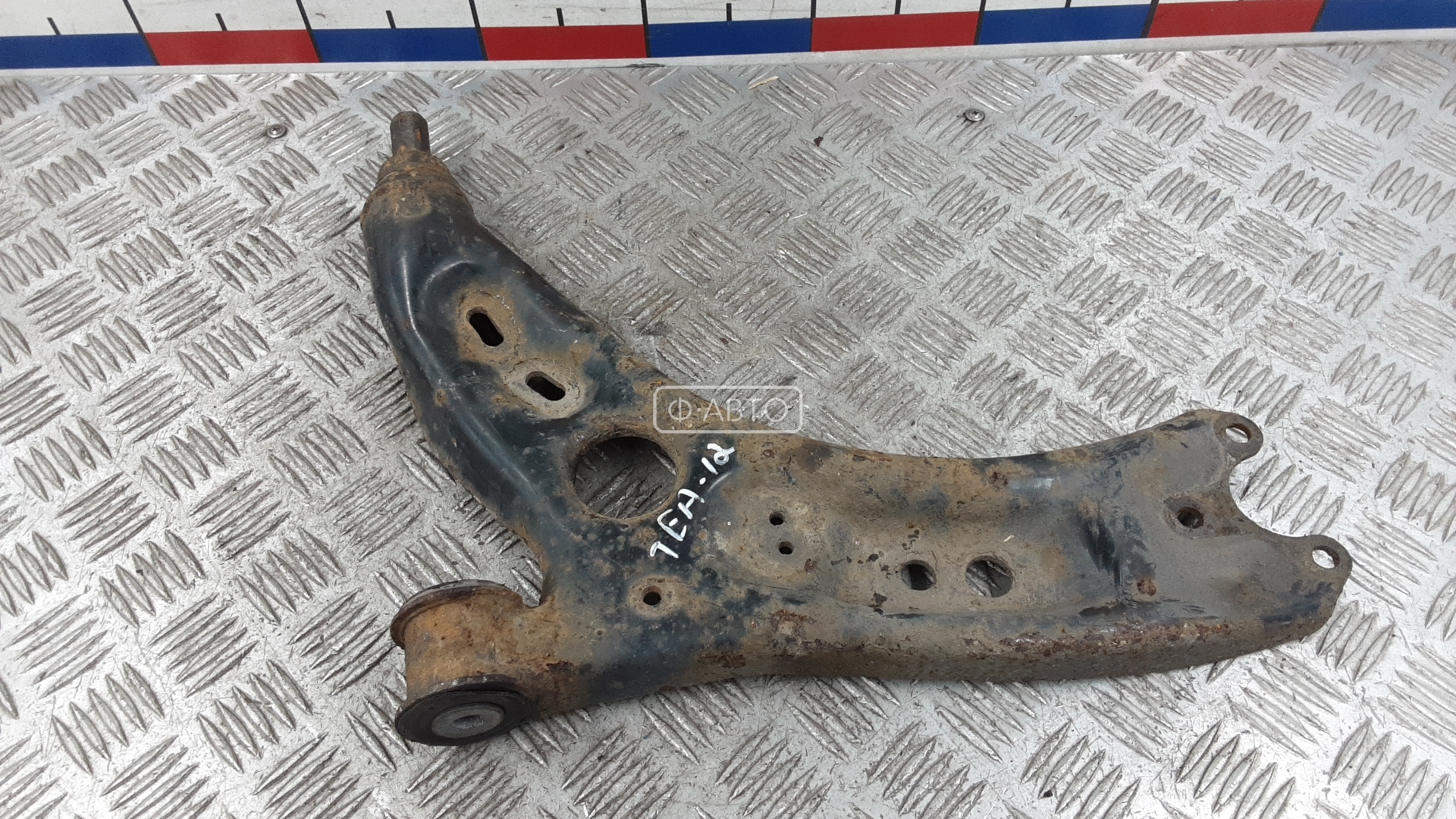 Рычаг передний нижний левый