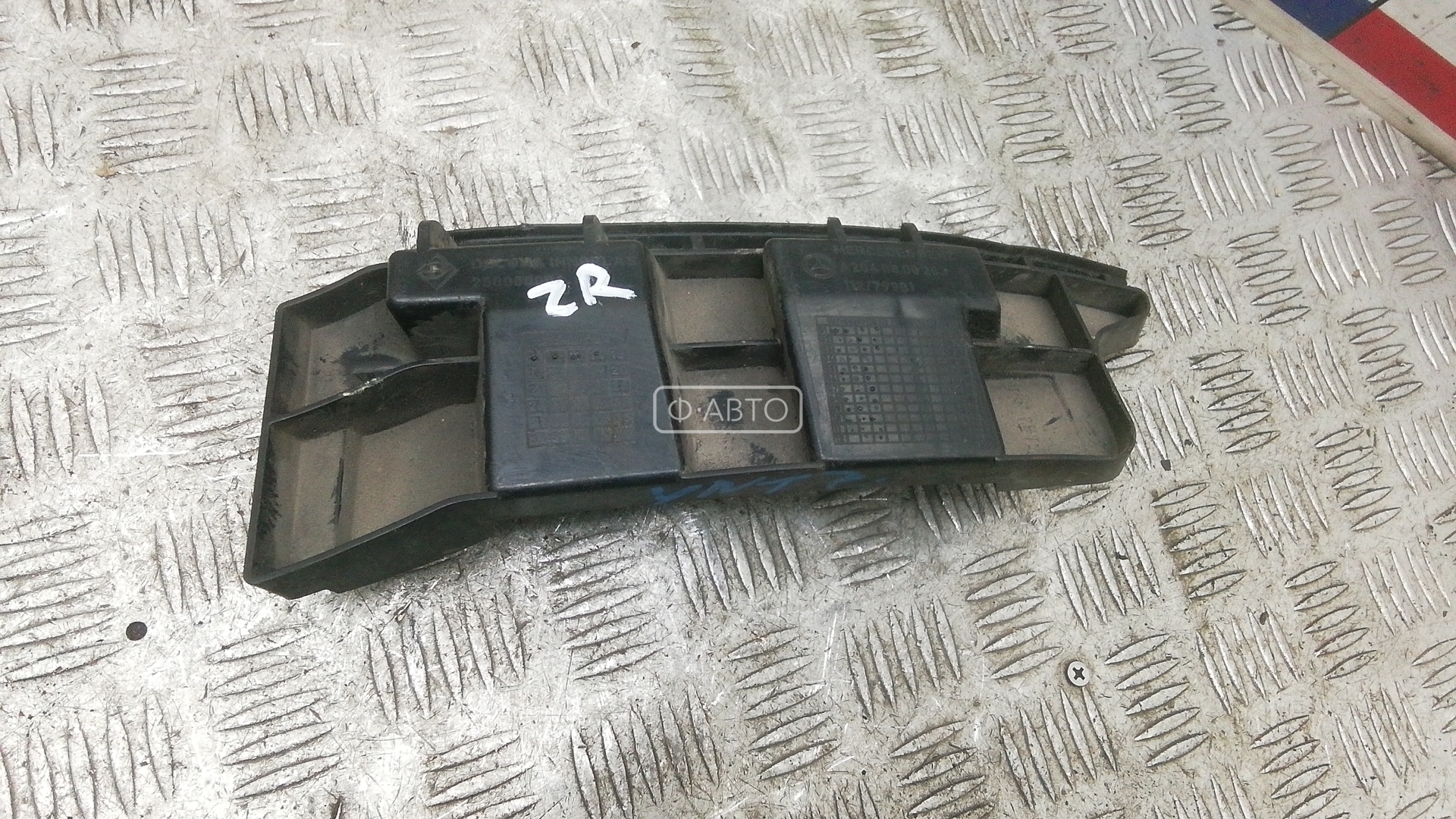 Крепление бампера заднее