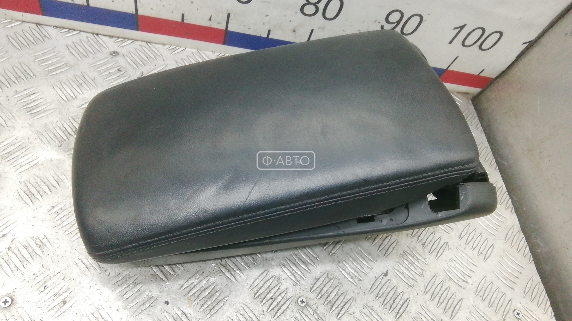 Подлокотник центральный