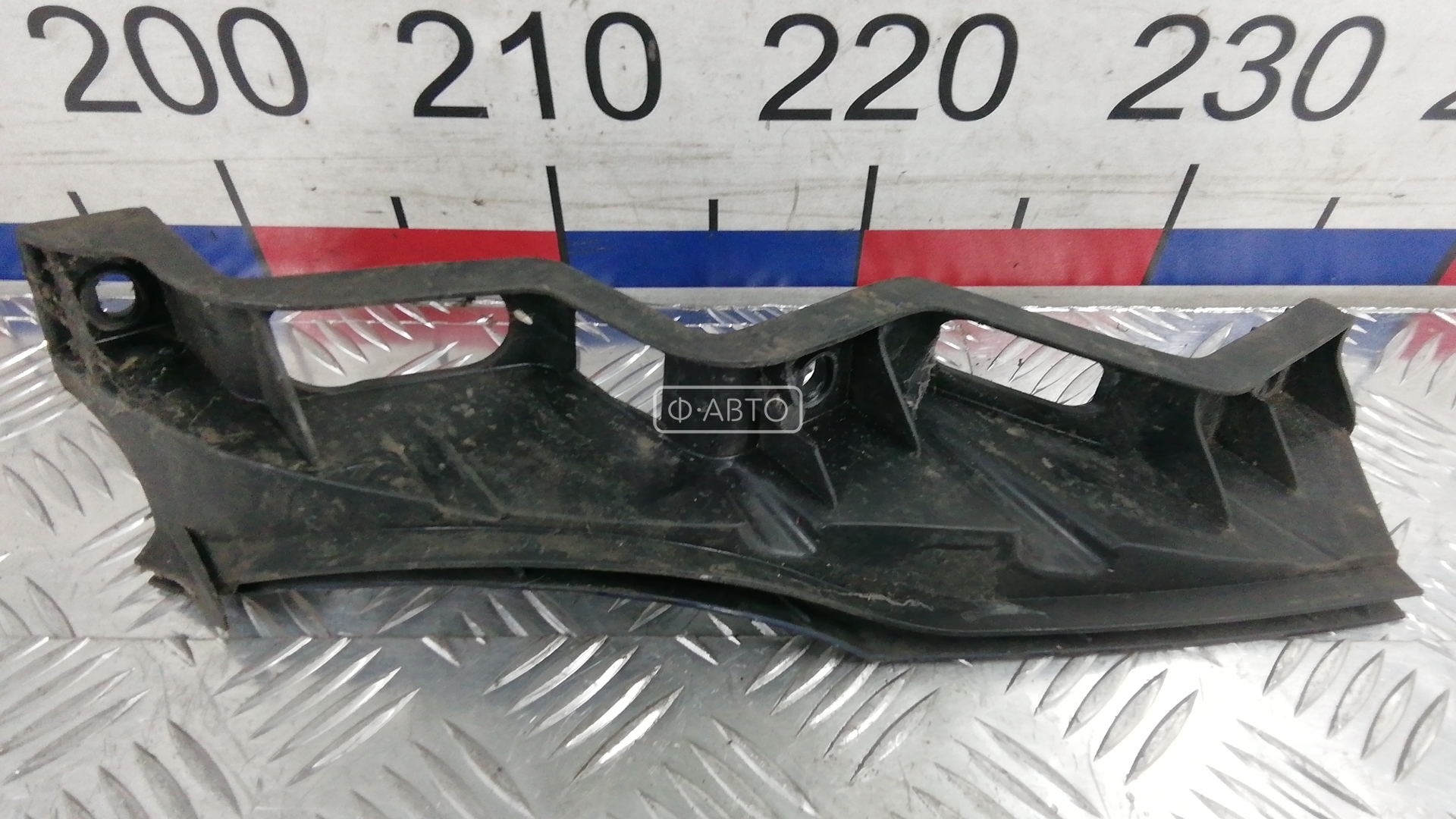 Крепление бампера переднее