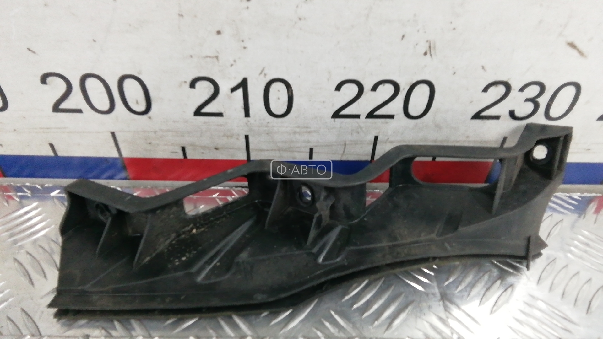 Крепление бампера переднее