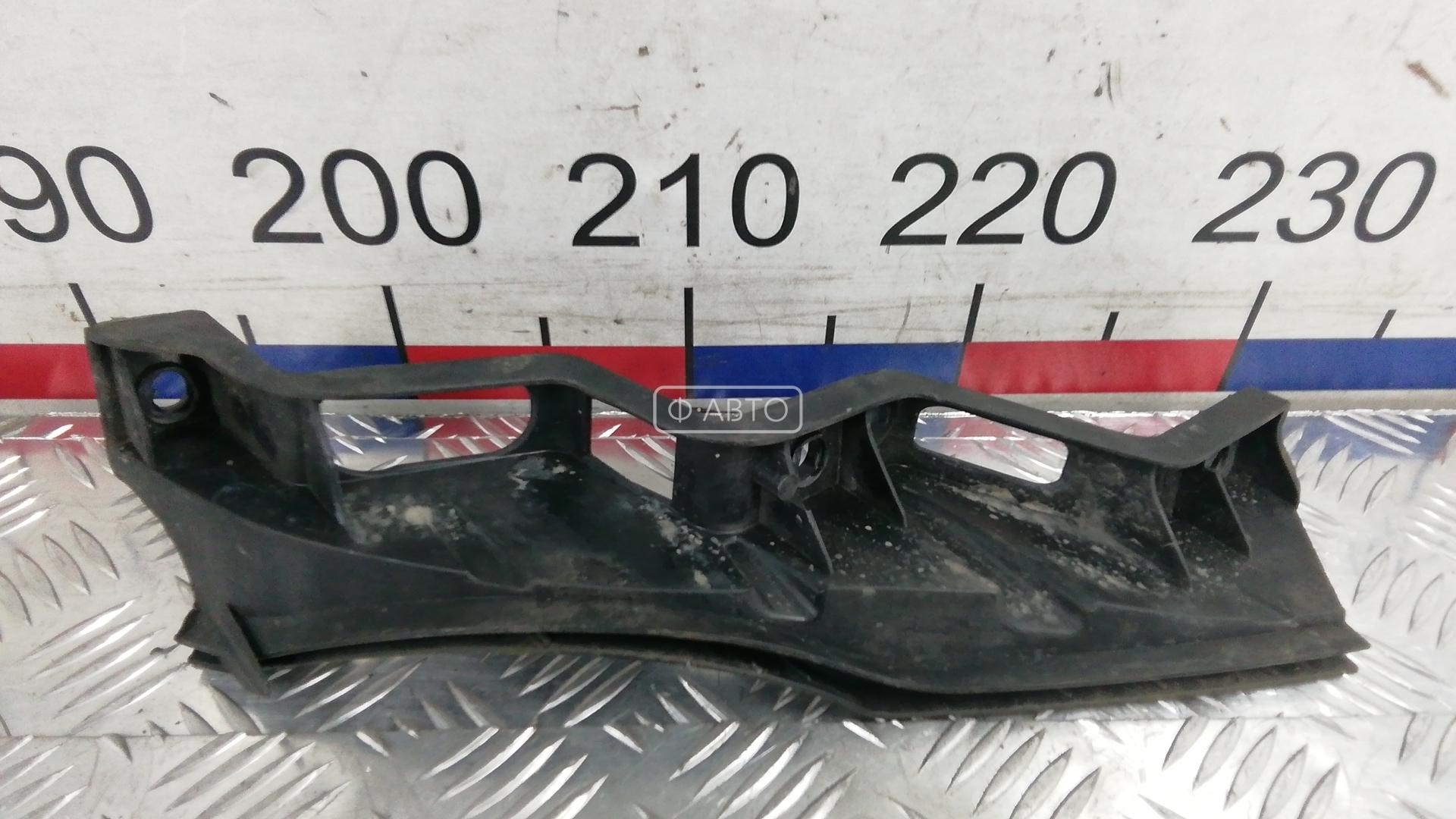 Крепление бампера переднее