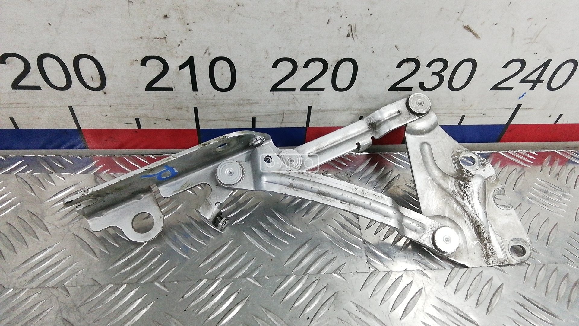 Петля капота