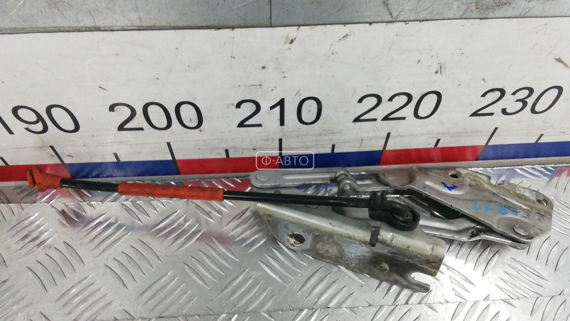 Петля капота