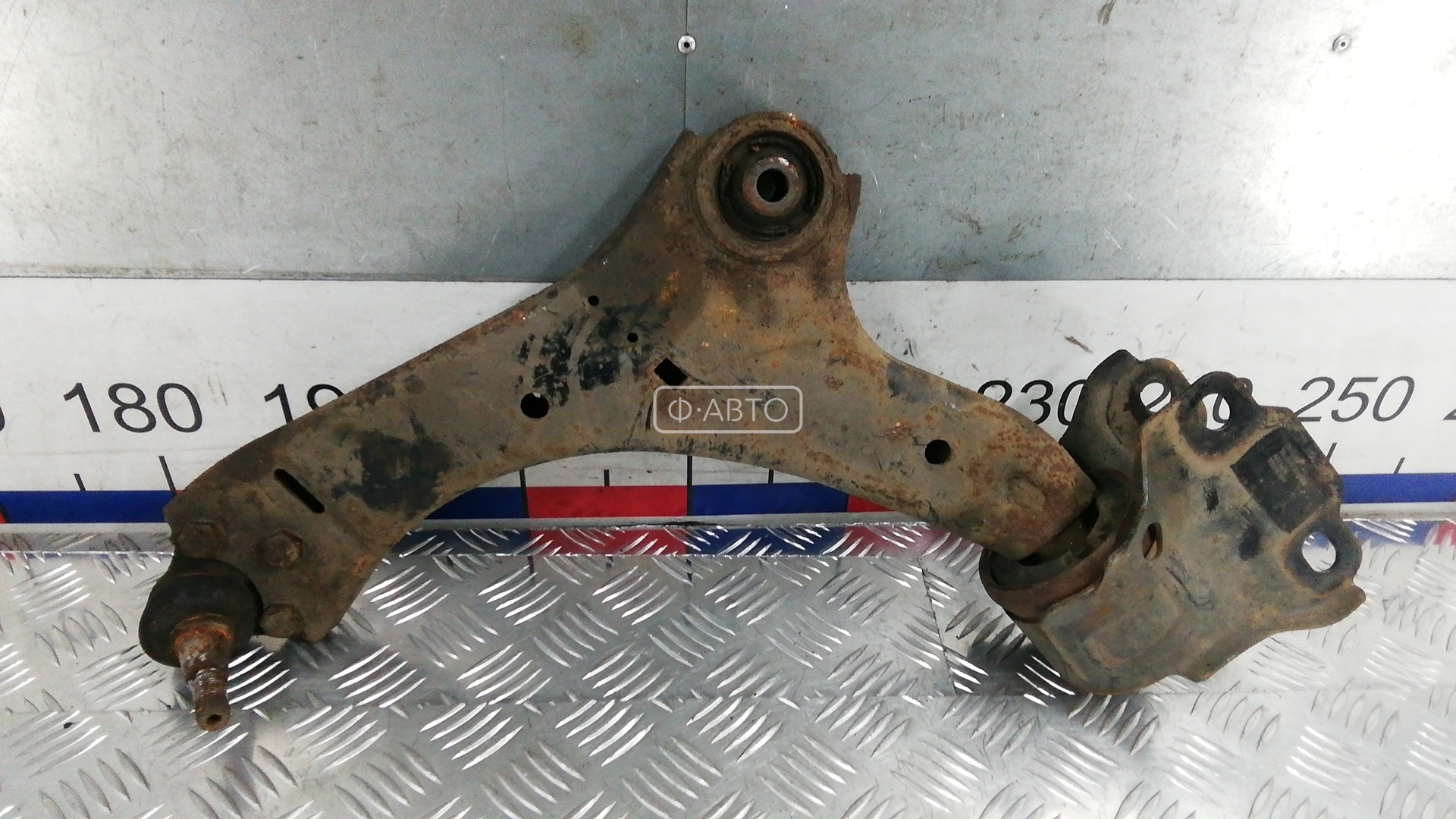 Рычаг передний нижний левый