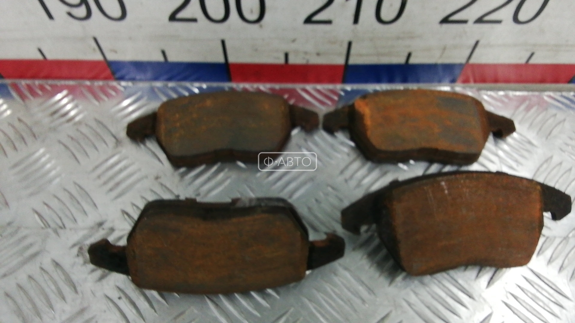 Тормозные колодки передние левые