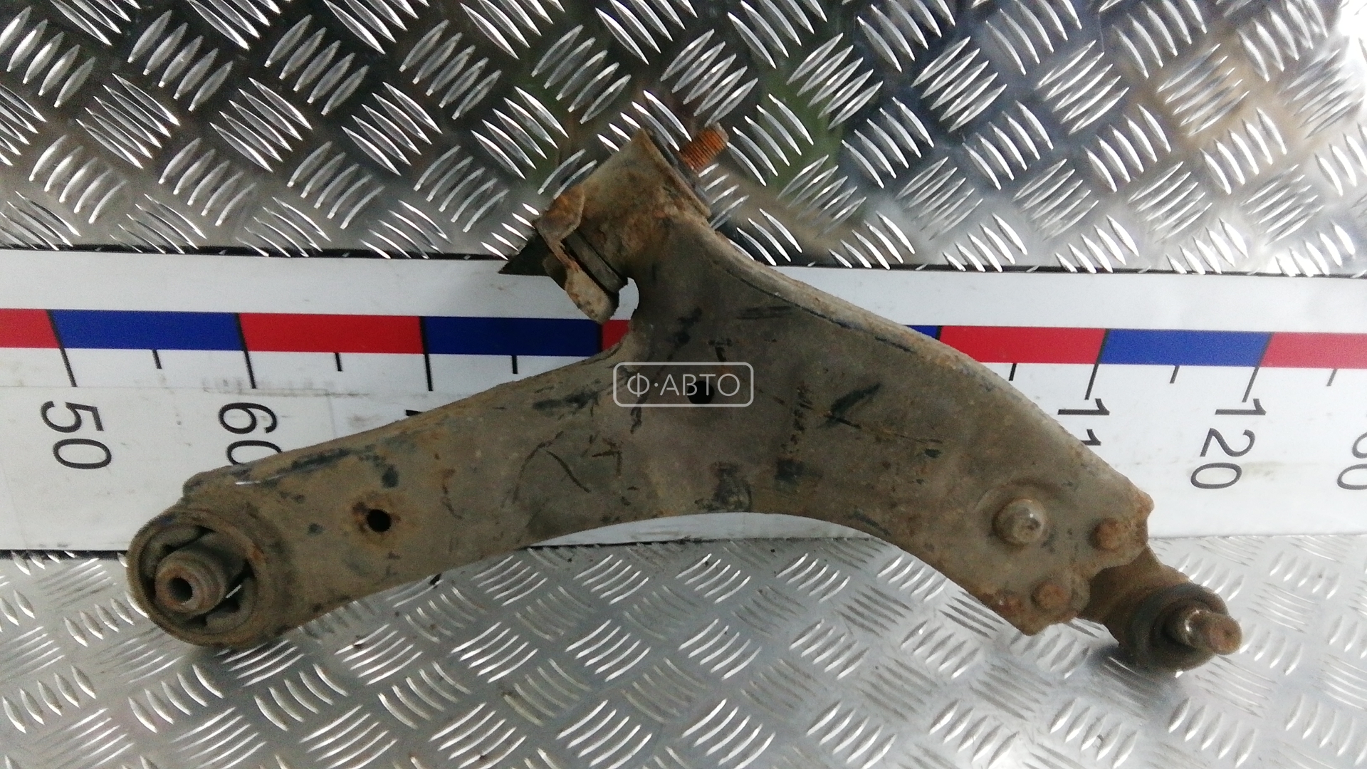 Рычаг передний нижний правый