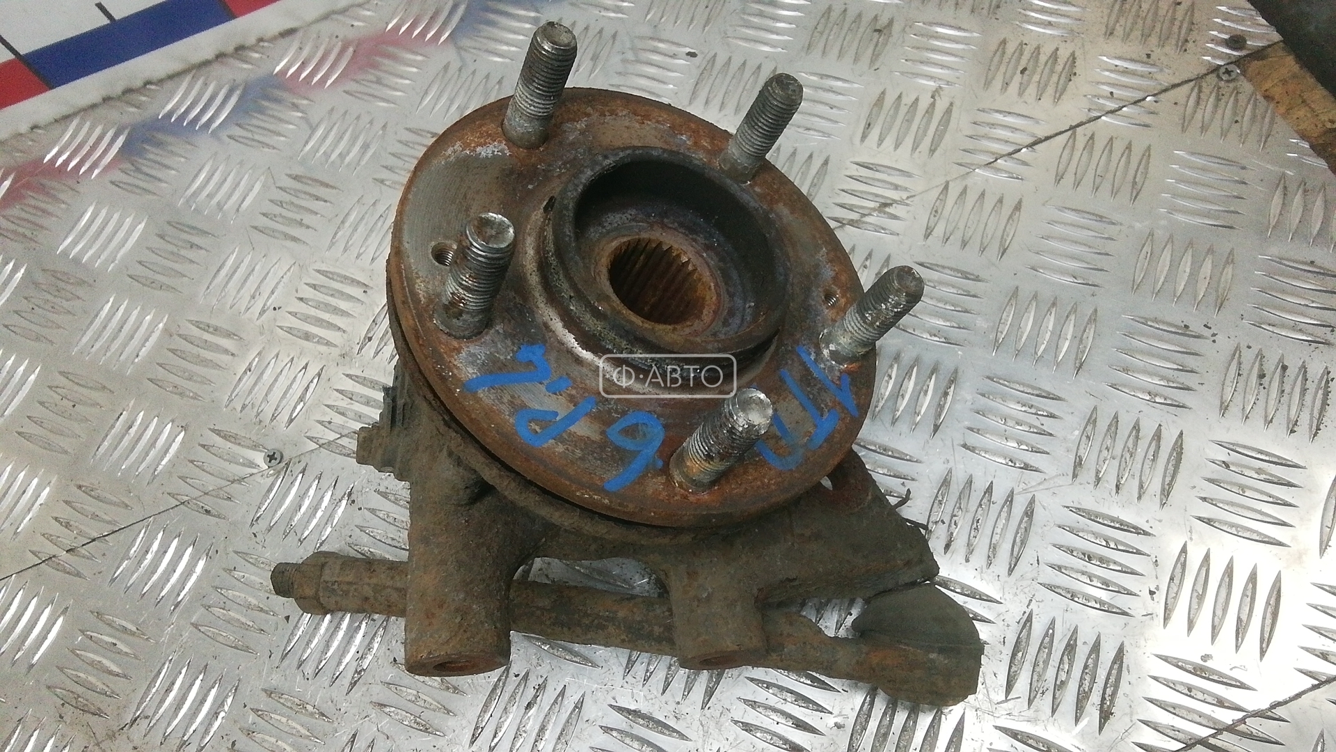 Ступица передняя левая