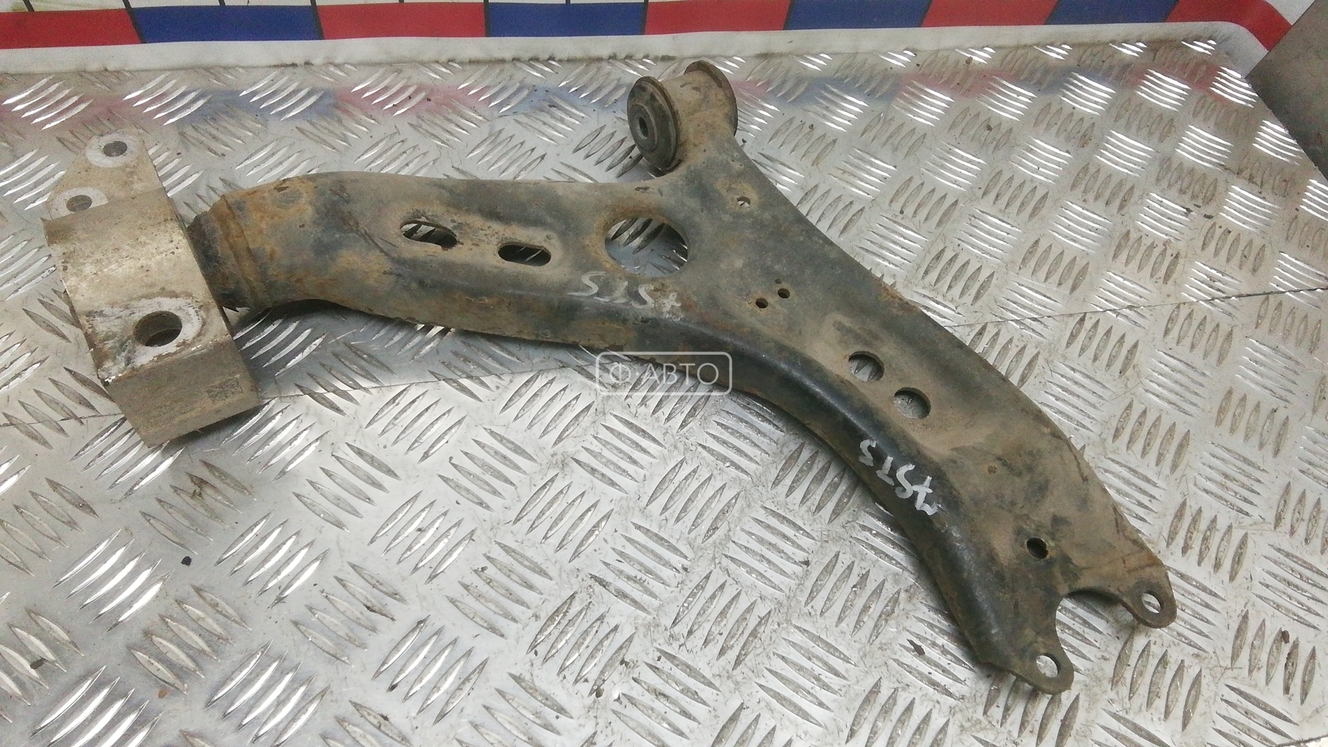 Рычаг передний нижний правый