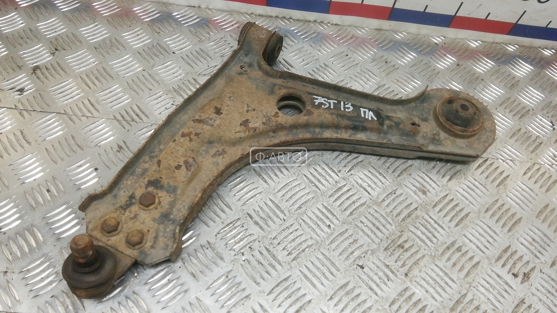 Рычаг передний нижний левый