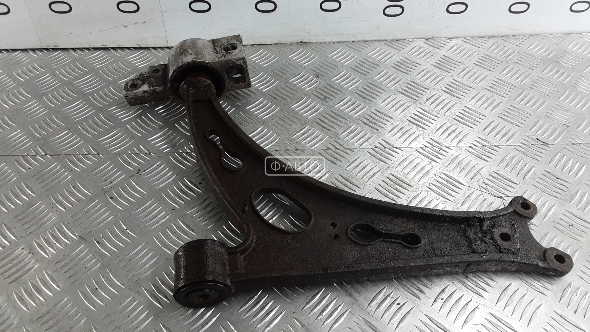 Рычаг передний нижний правый