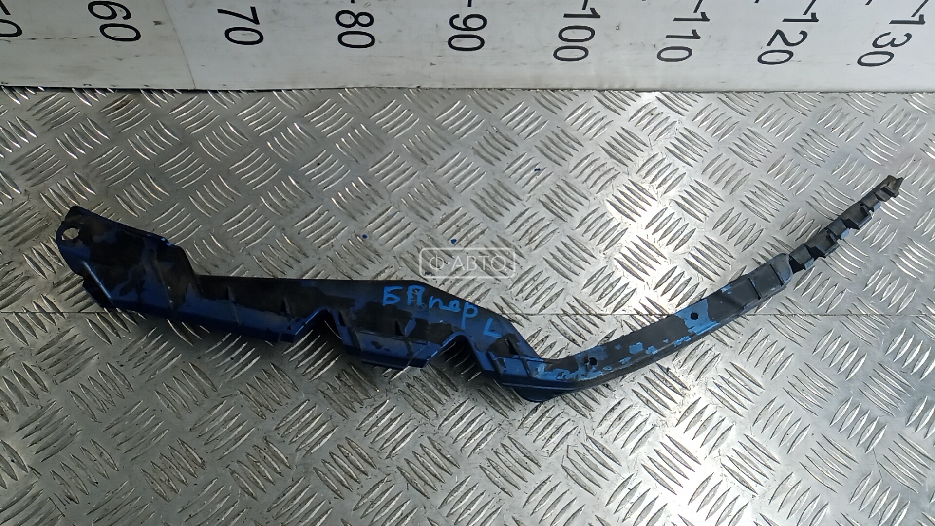 Крепление бампера переднее